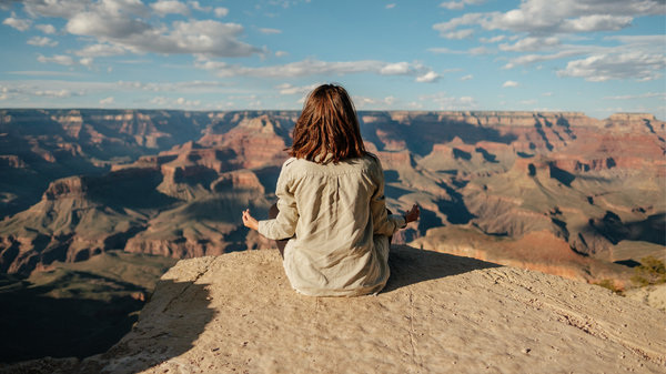 chica meditando montaña relajada mirando al horizonte