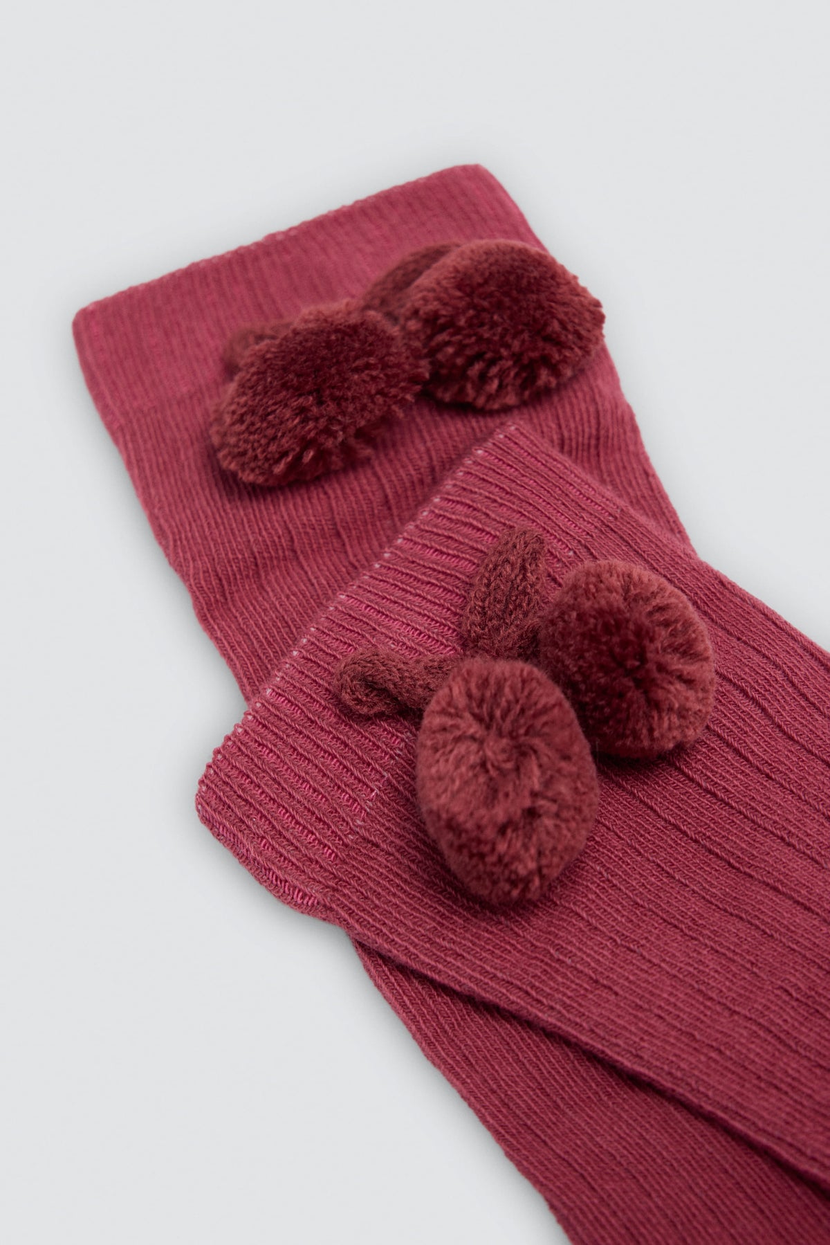 Calcetín infantil largo algodón detalle pompones frambuesa