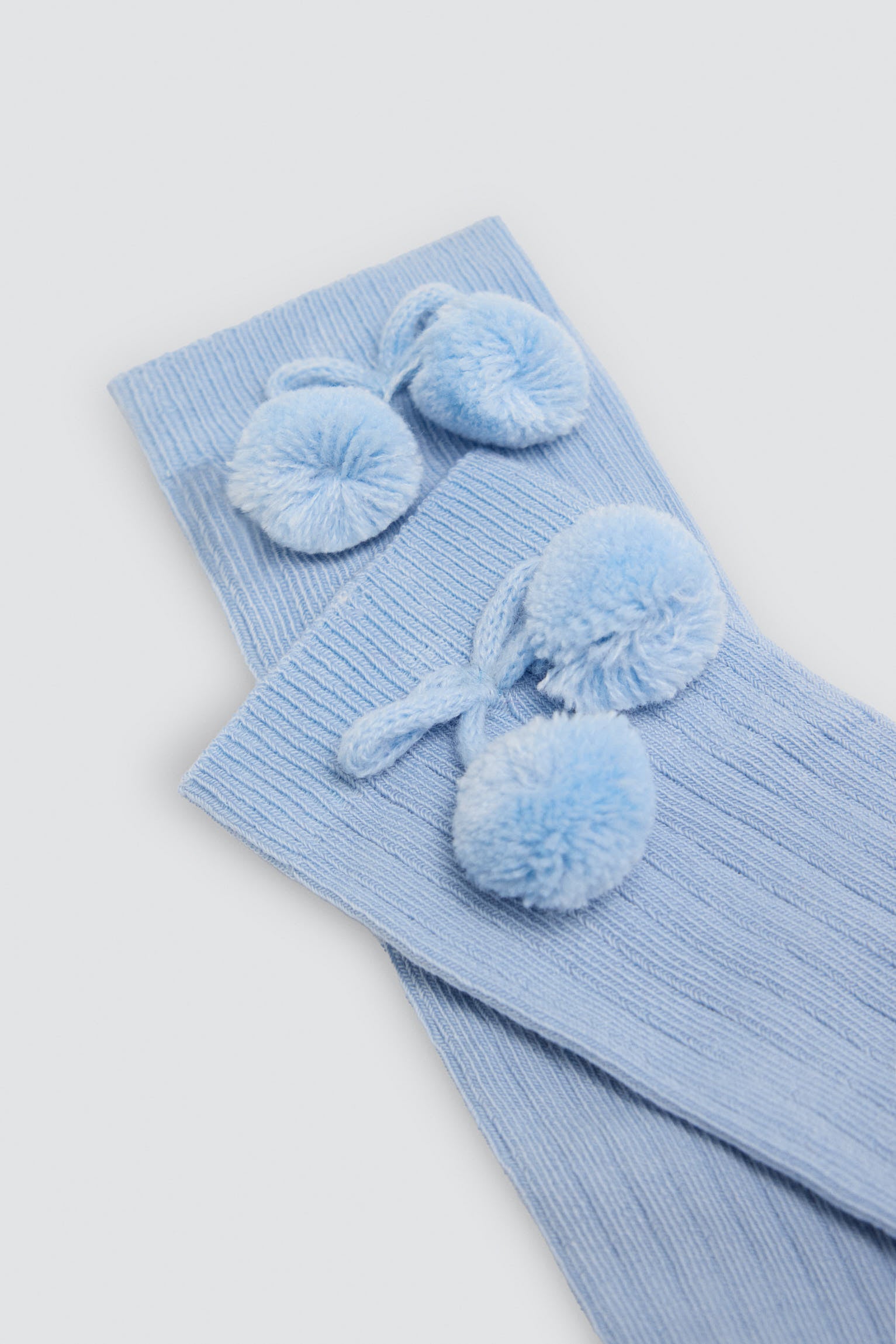 Calcetín infantil largo detalle pompones azul