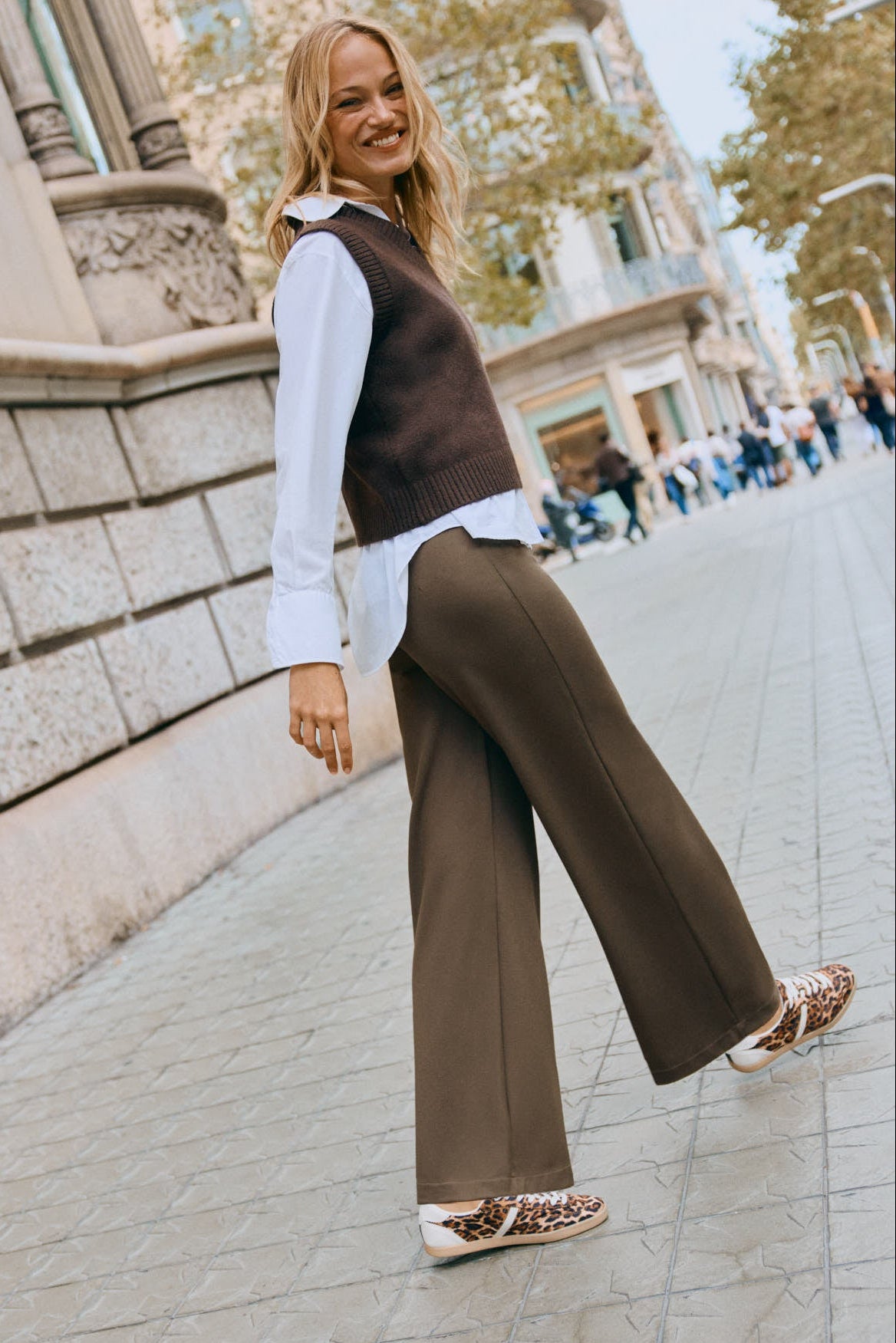 Pantalón ancho de tiro alto con botones decorativos verde oliva