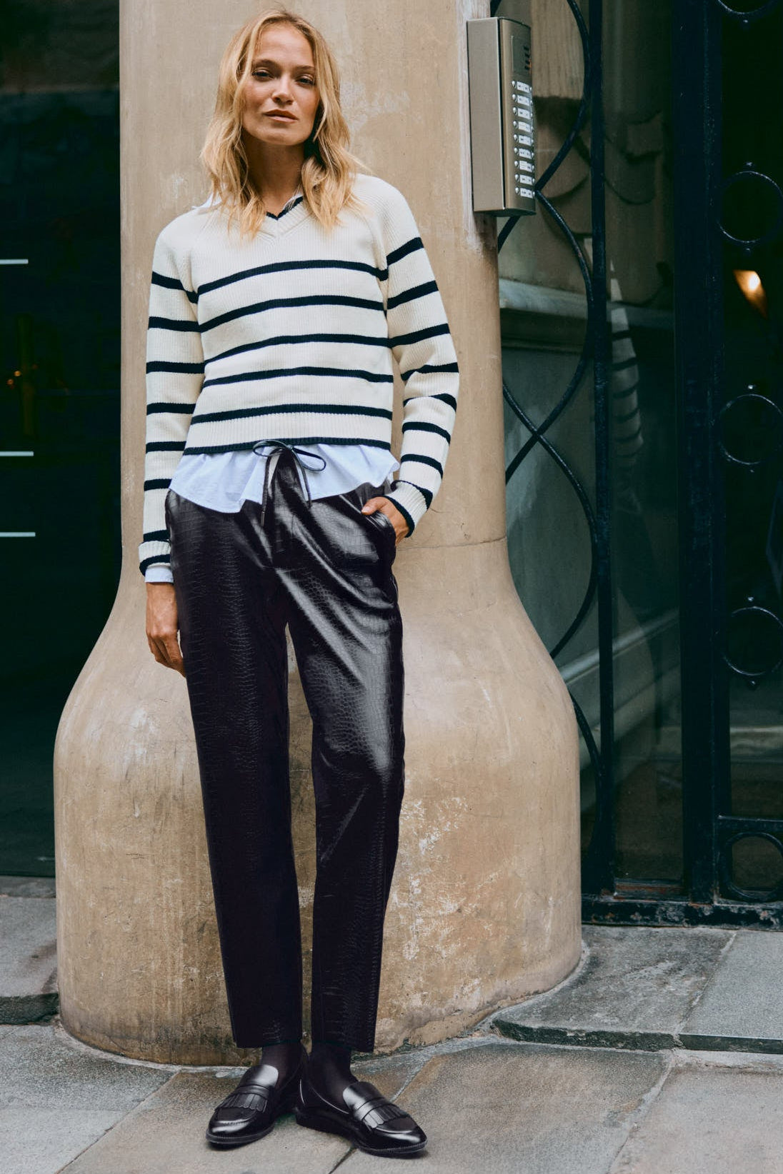 Pantalón de tiro alto efecto piel negro