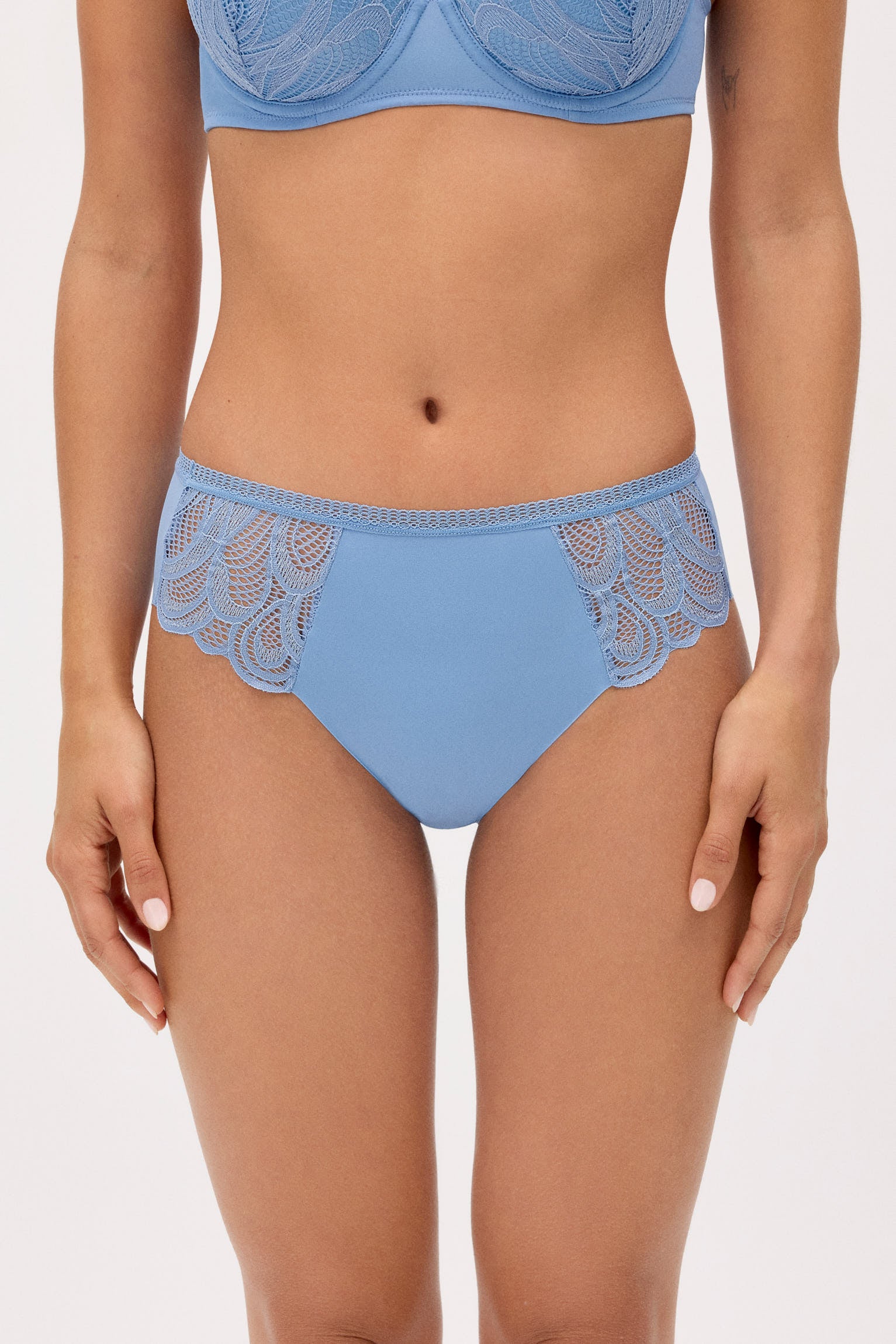 10814-1-braga-midi-con-encaje-azul-vitamine-sea-paula-echevarria