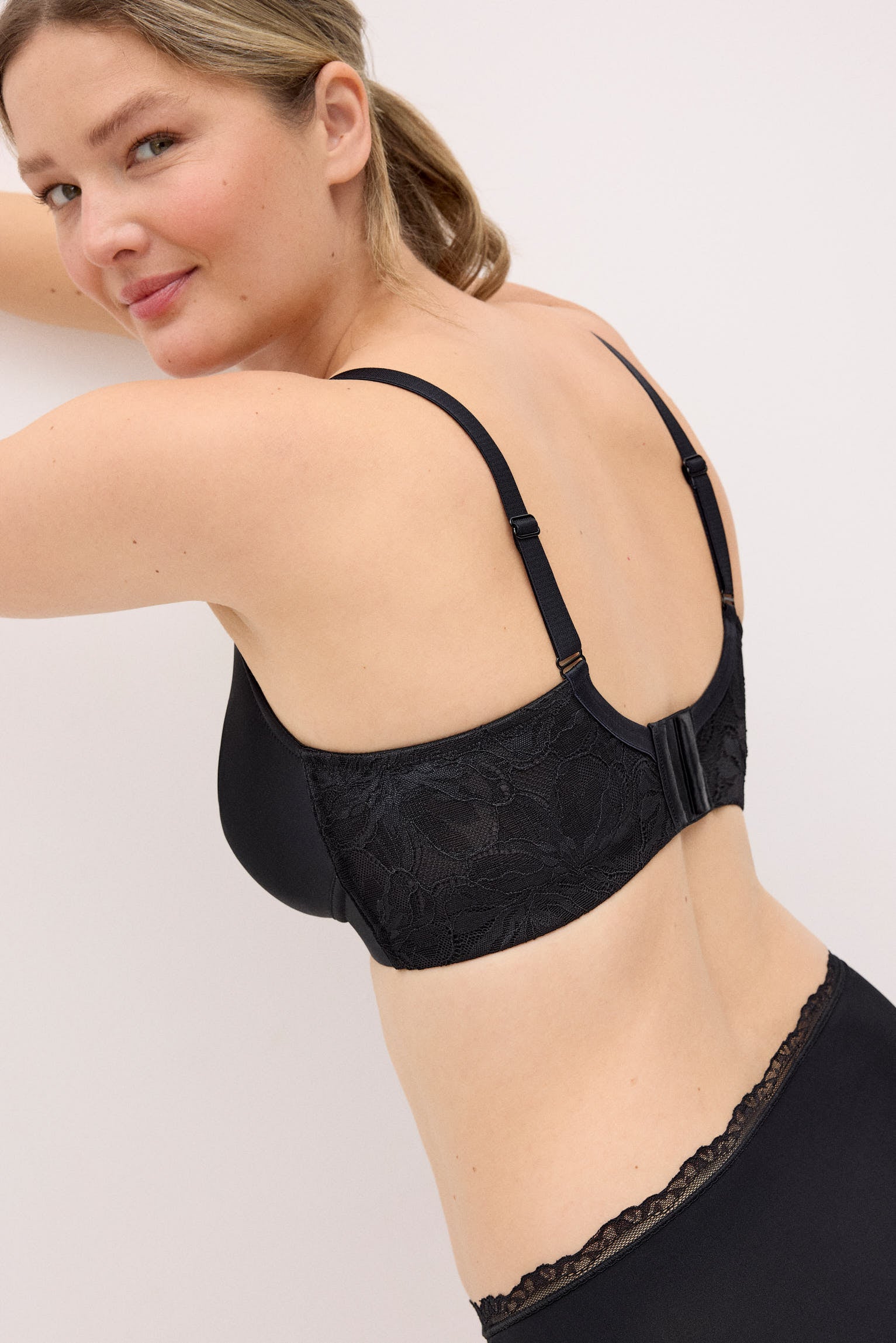 10817-3-sujetador-reductor-sin-aro-sin-relleno-detalles-encaje-negro-nostalgia-breeze-paula-echevarria