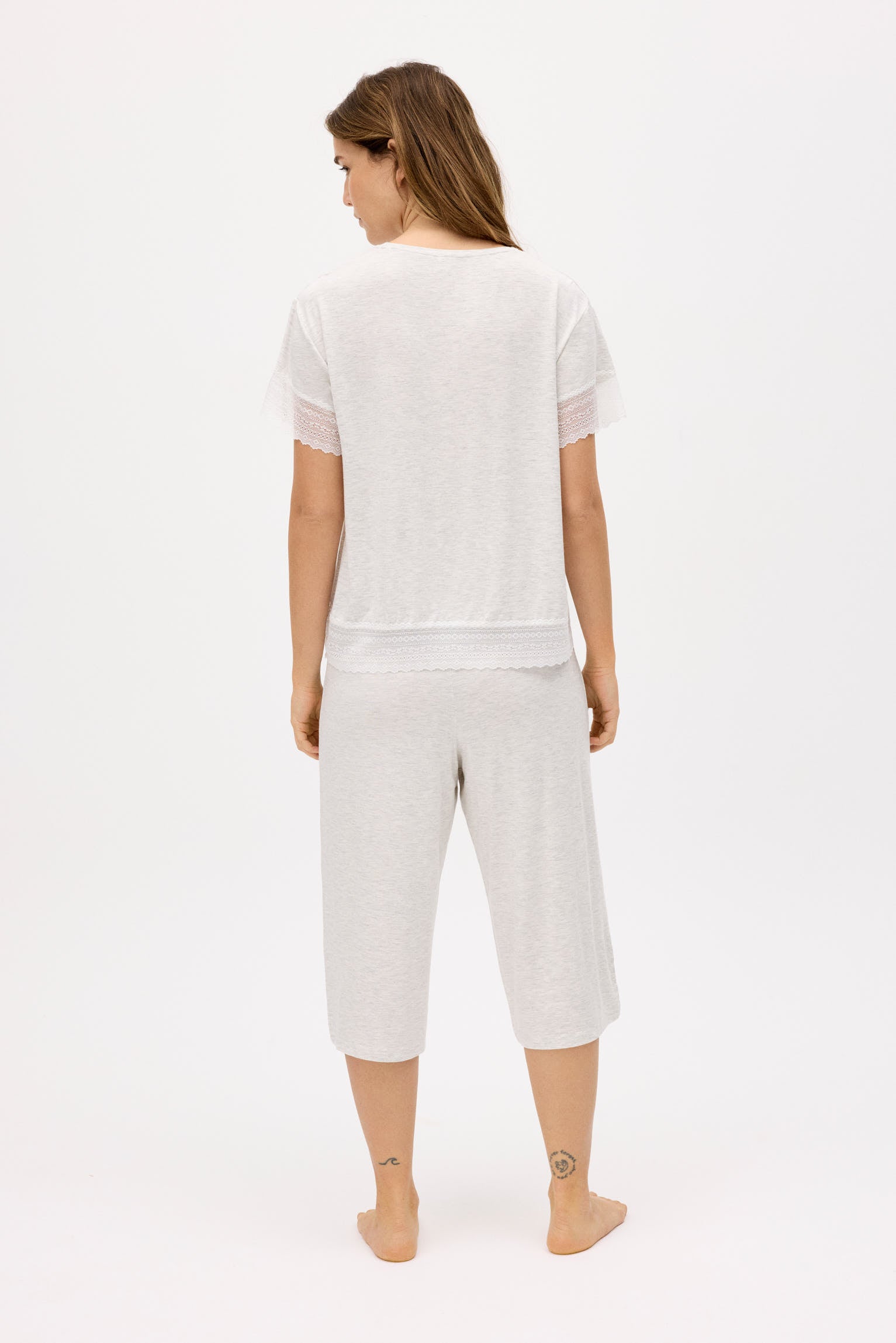 10821-2-pijama-ligero-camiseta-manga-corta-pantalon-capri-ancho-gris-paula-echevarria