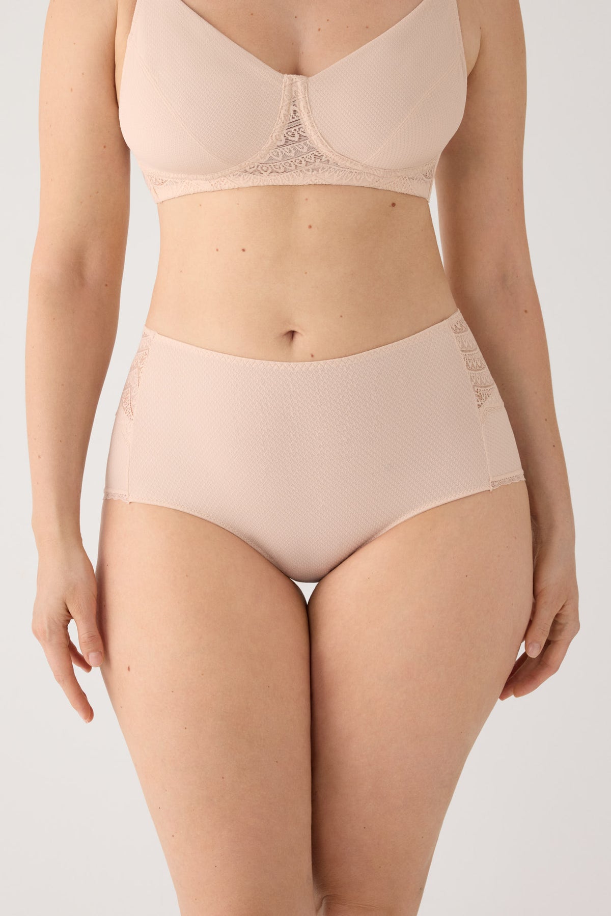 Braga alta encaje nude