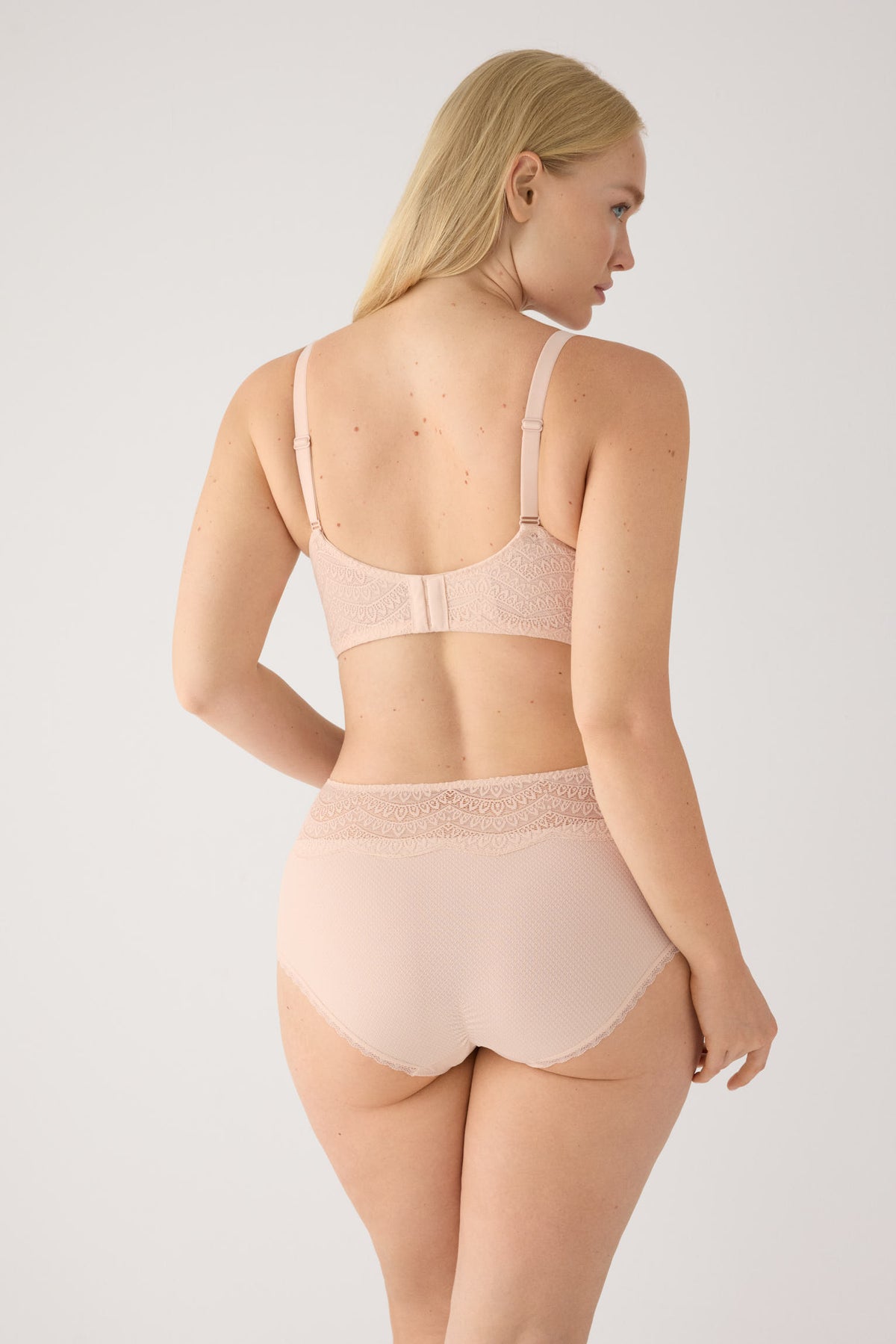 Braga alta encaje nude