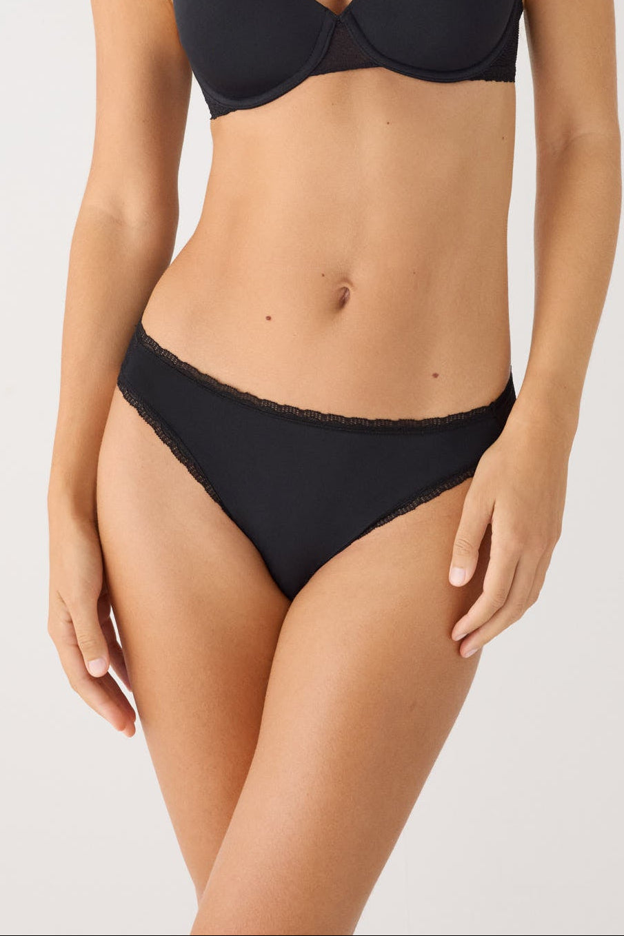 Conjunto sujetador con aro con relleno y braga mini textura negro