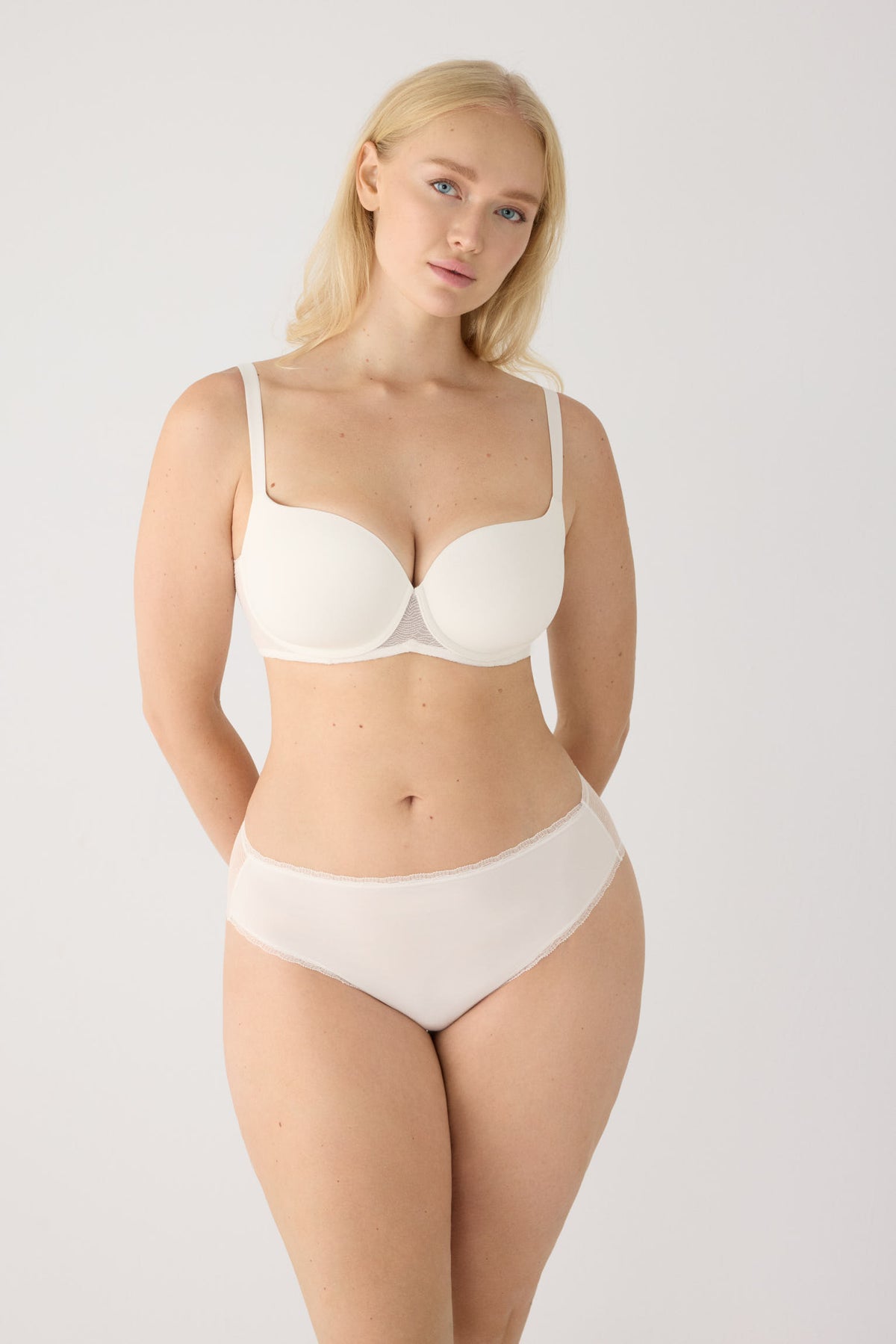 Conjunto sujetador capacidad con aro con relleno y braga midi textura marfil
