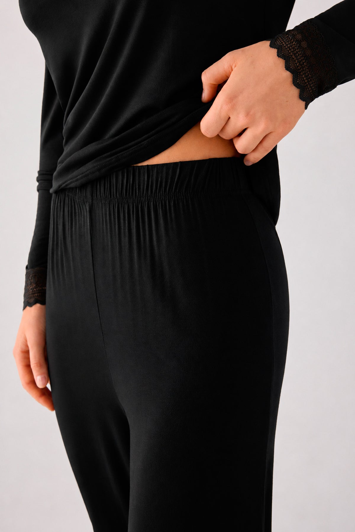 Pijama largo de mujer ligero y suave con pantalón jogger negro