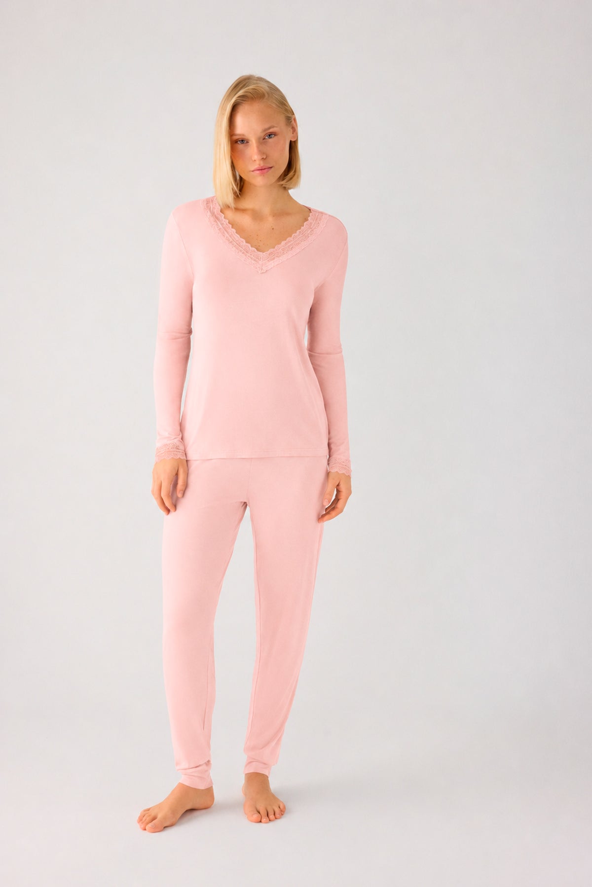 Pijama largo de mujer ligero y suave con pantalón jogger nude