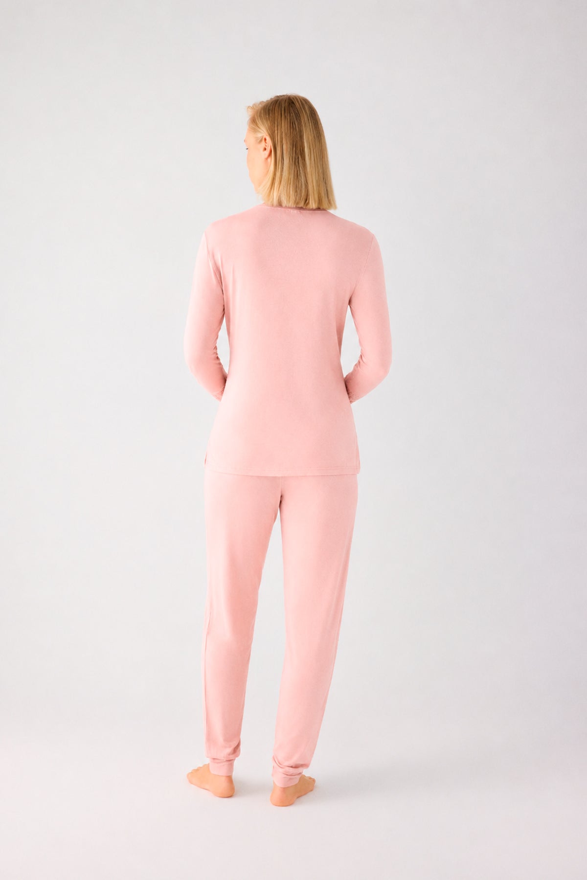Pijama largo de mujer ligero y suave con pantalón jogger nude