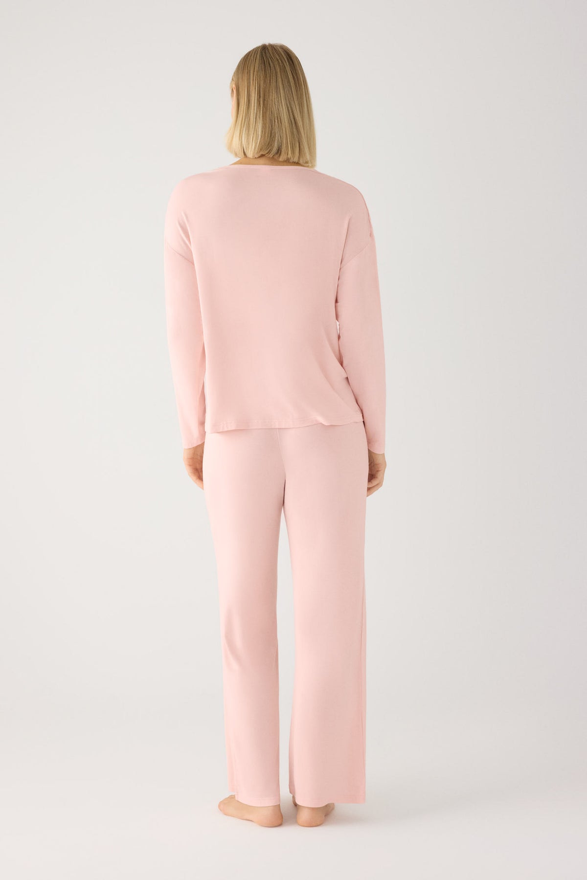Pijama largo de mujer ligero y suave con pantalón ancho nude