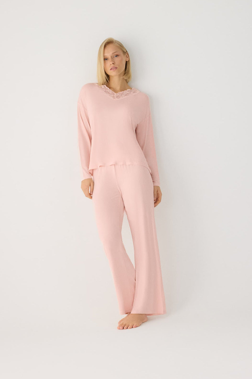 Pijama largo de mujer ligero y suave con pantalón ancho nude