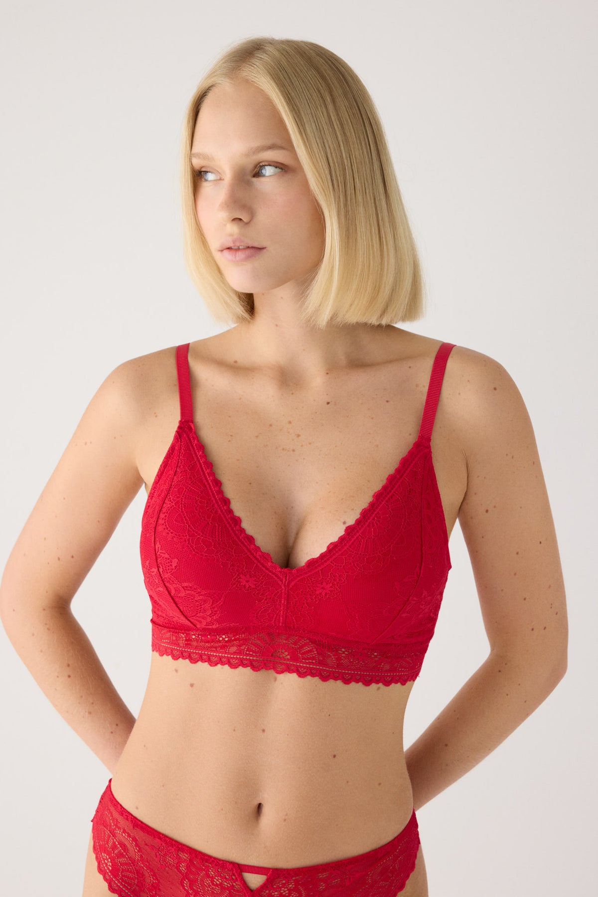Sujetador bralette sin aro con relleno encaje rojo | Paula Echevarría