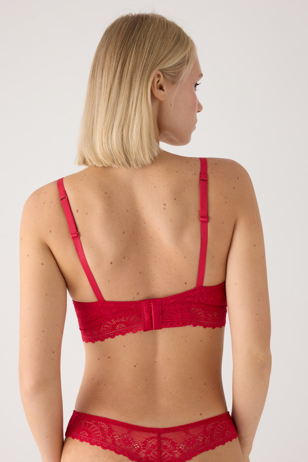 Sujetador bralette sin aro con relleno encaje rojo | Paula Echevarría