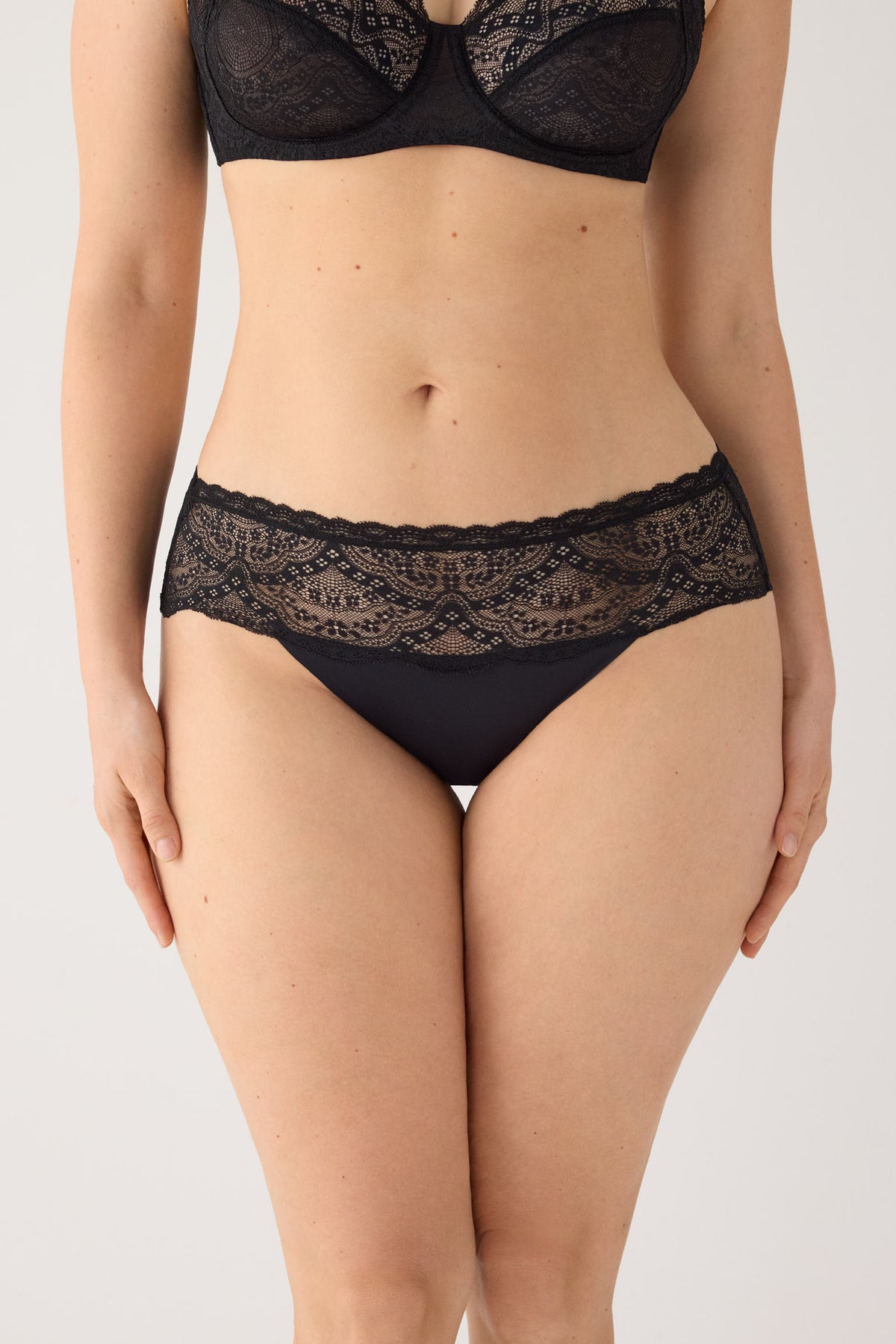 Braga midi encaje negro | Paula Echevarria Limited Edition