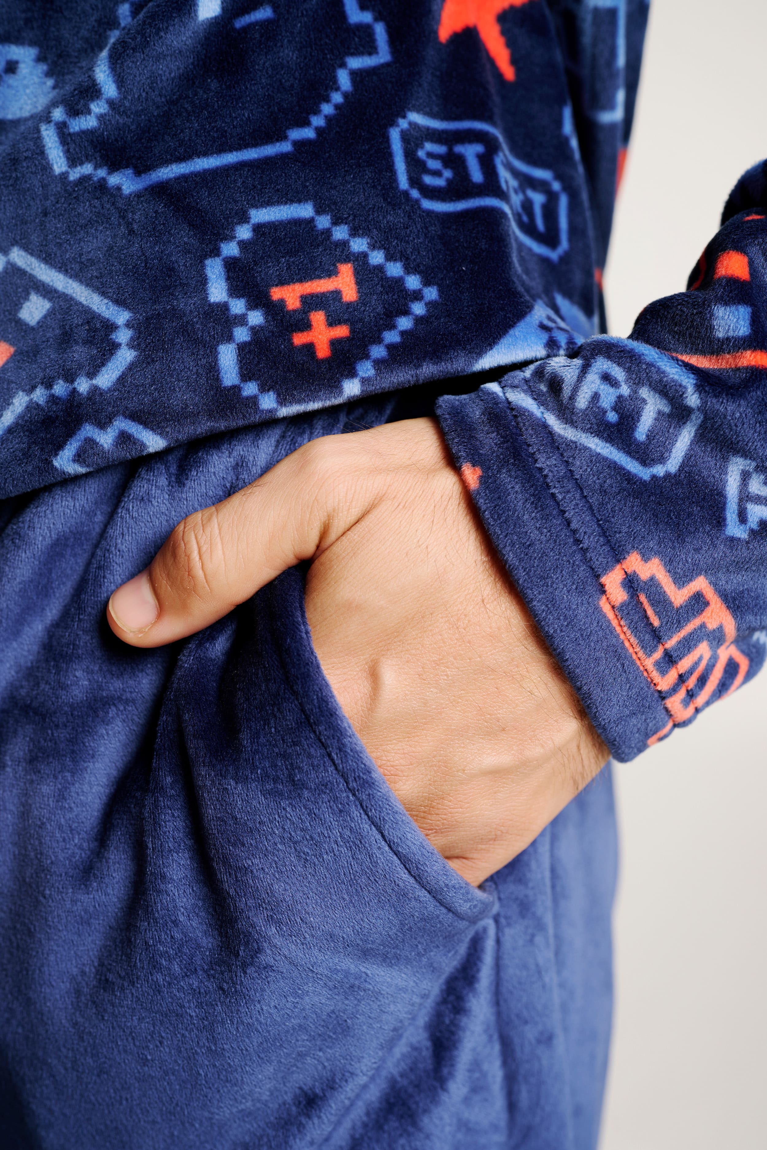 13011026-2-pijama-largo-hombre-pelo-suave-estampado-gamer