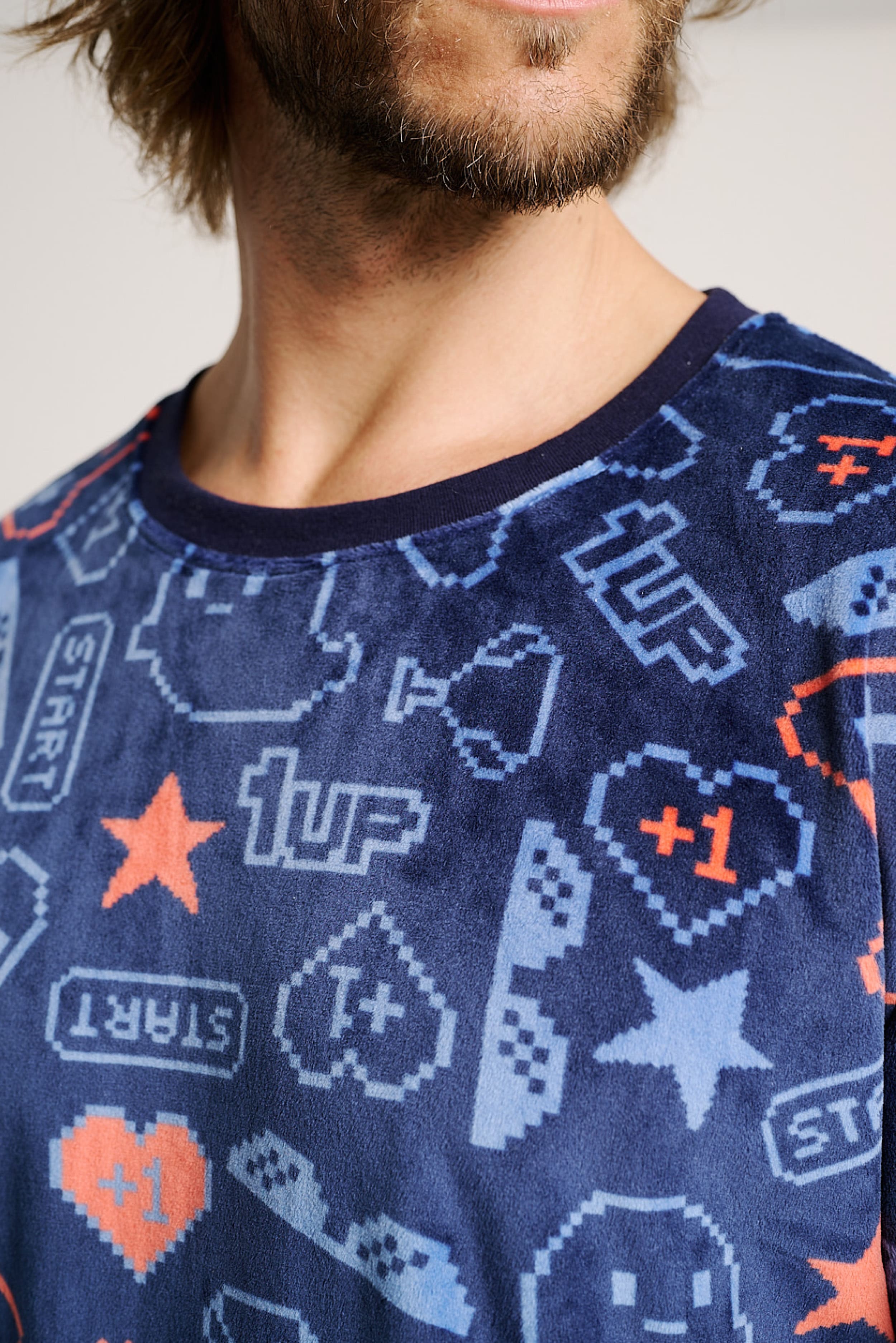 13011026-3-pijama-largo-hombre-pelo-suave-estampado-gamer