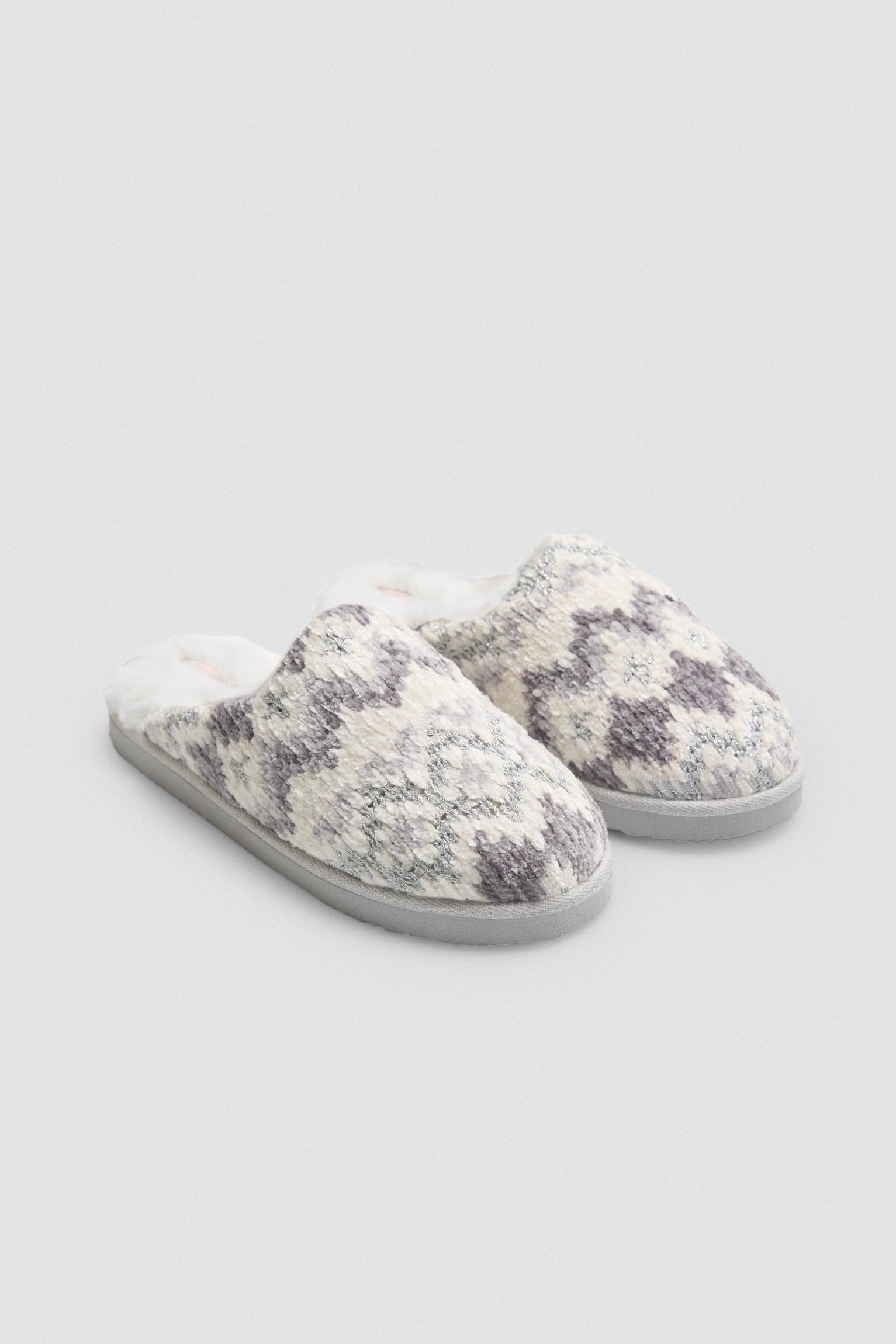 14146-2-zapatillas-casa-estampado-etnico-gris
