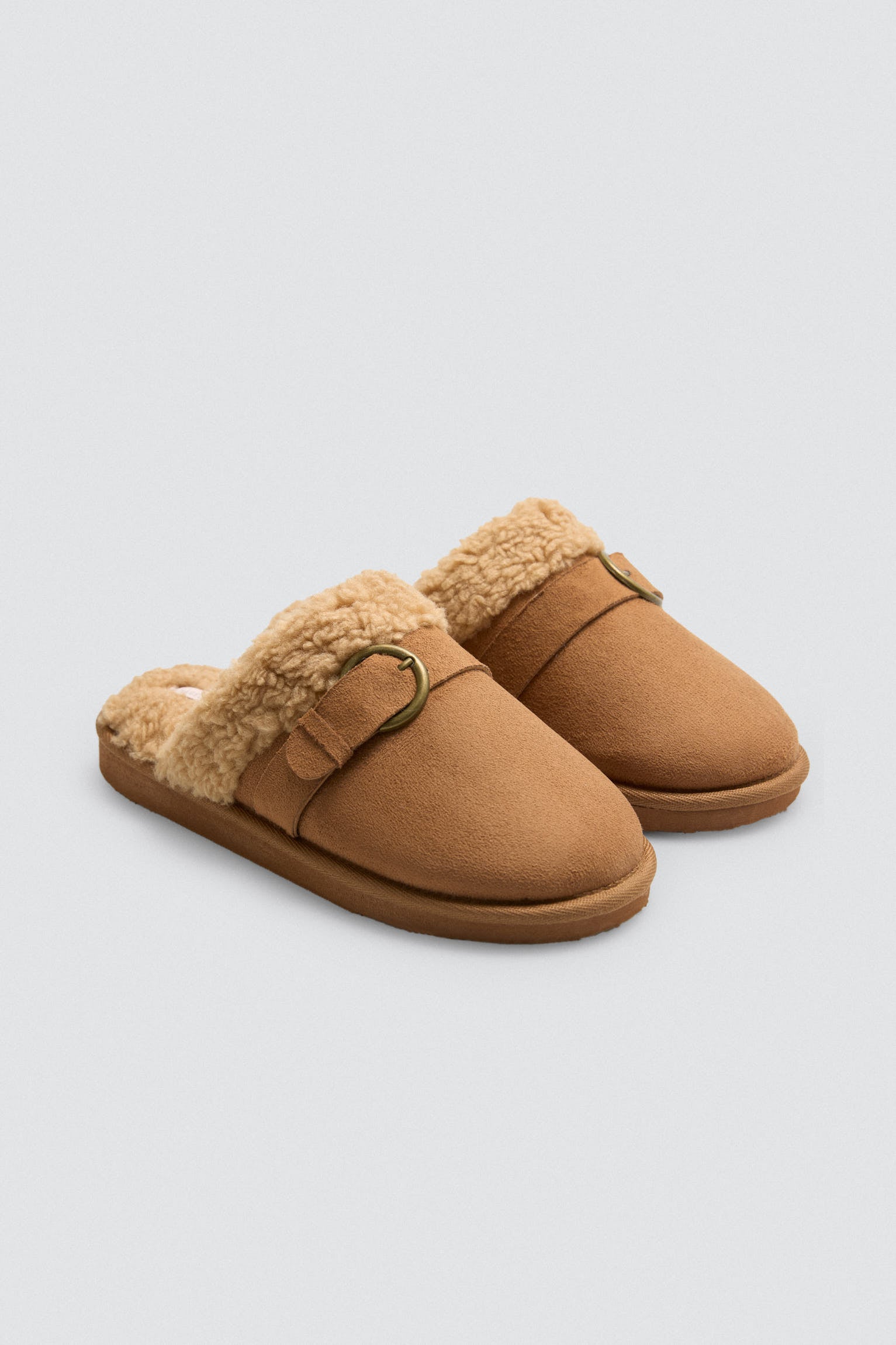 14147-2-zapatillas-de-casa-con-hebilla-y-borreguito
