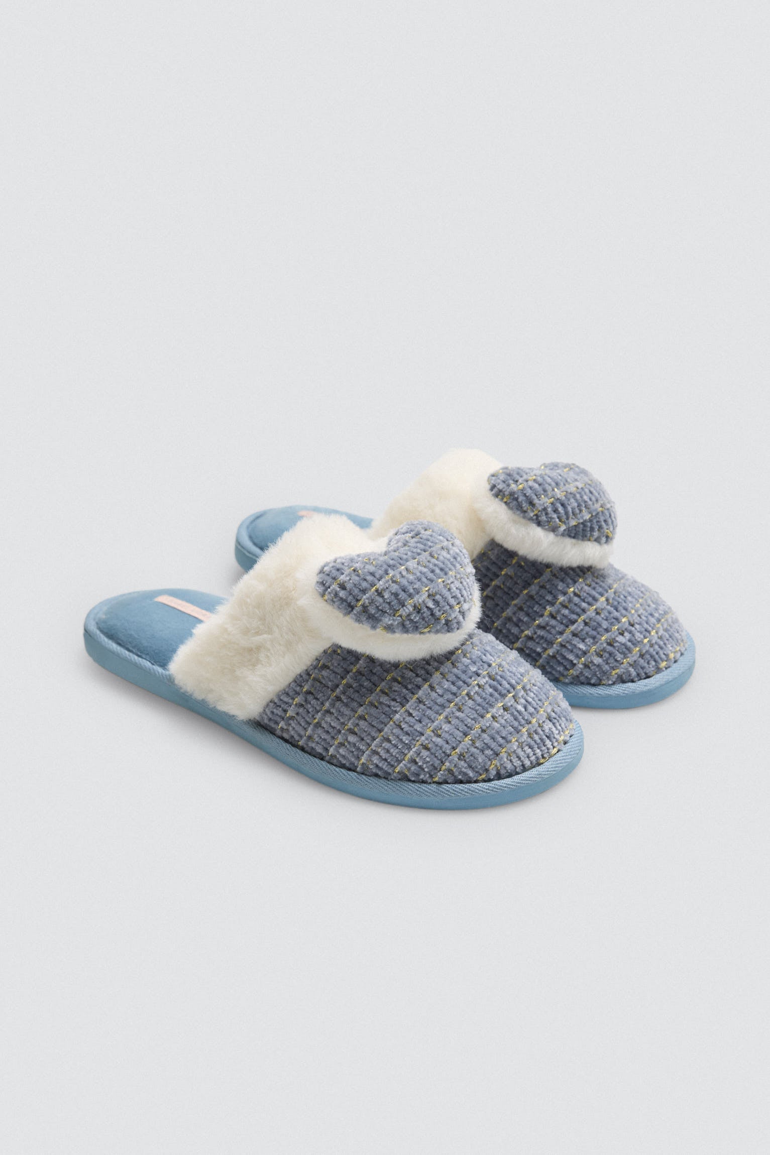 14153-1-zapatillas-de-casa-detalle-corazon-3d