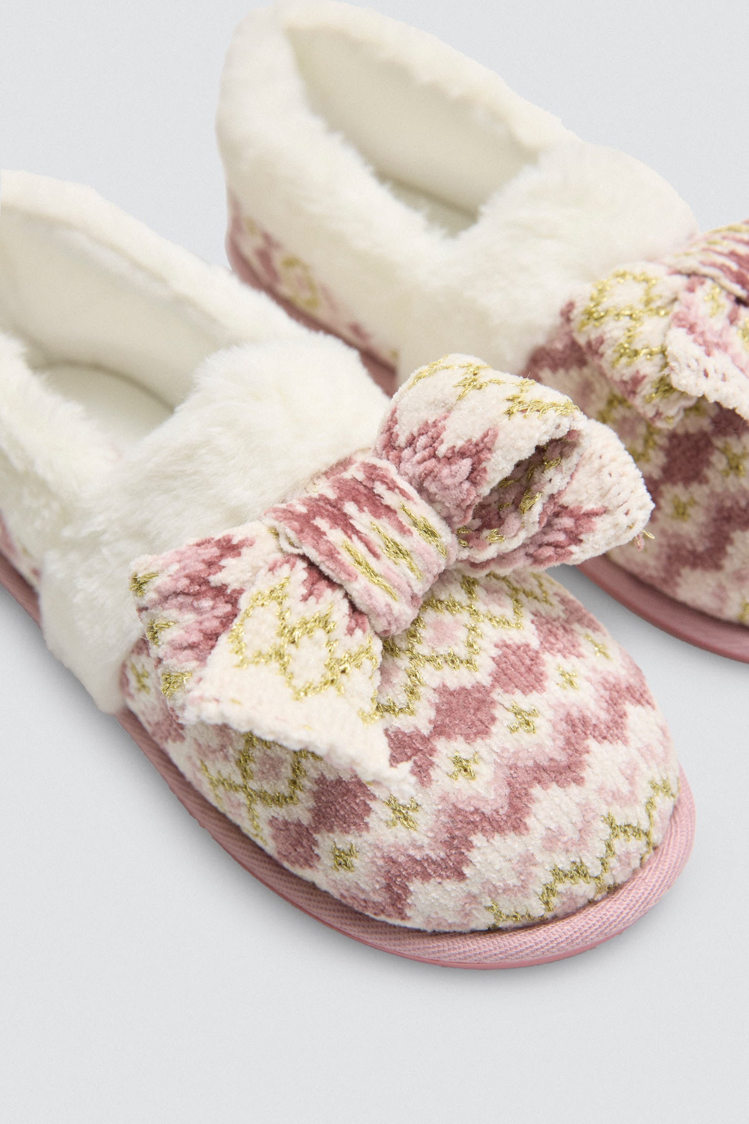 14157-2-zapatillas-cerradas-de-casa-detalle-lazo-estampado-etnico