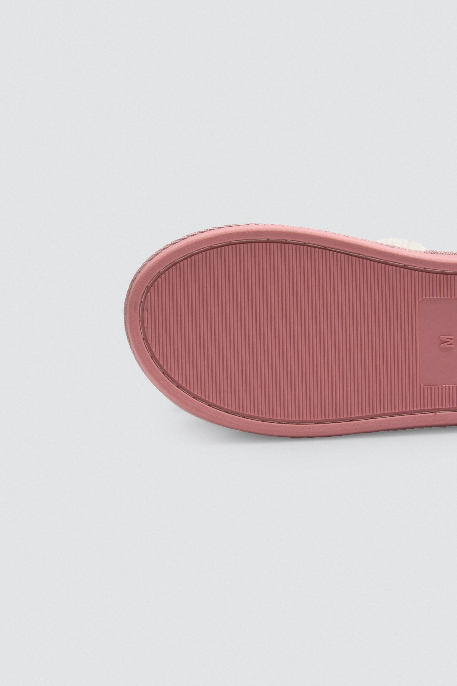 14157-4-zapatillas-cerradas-de-casa-detalle-lazo-estampado-etnico