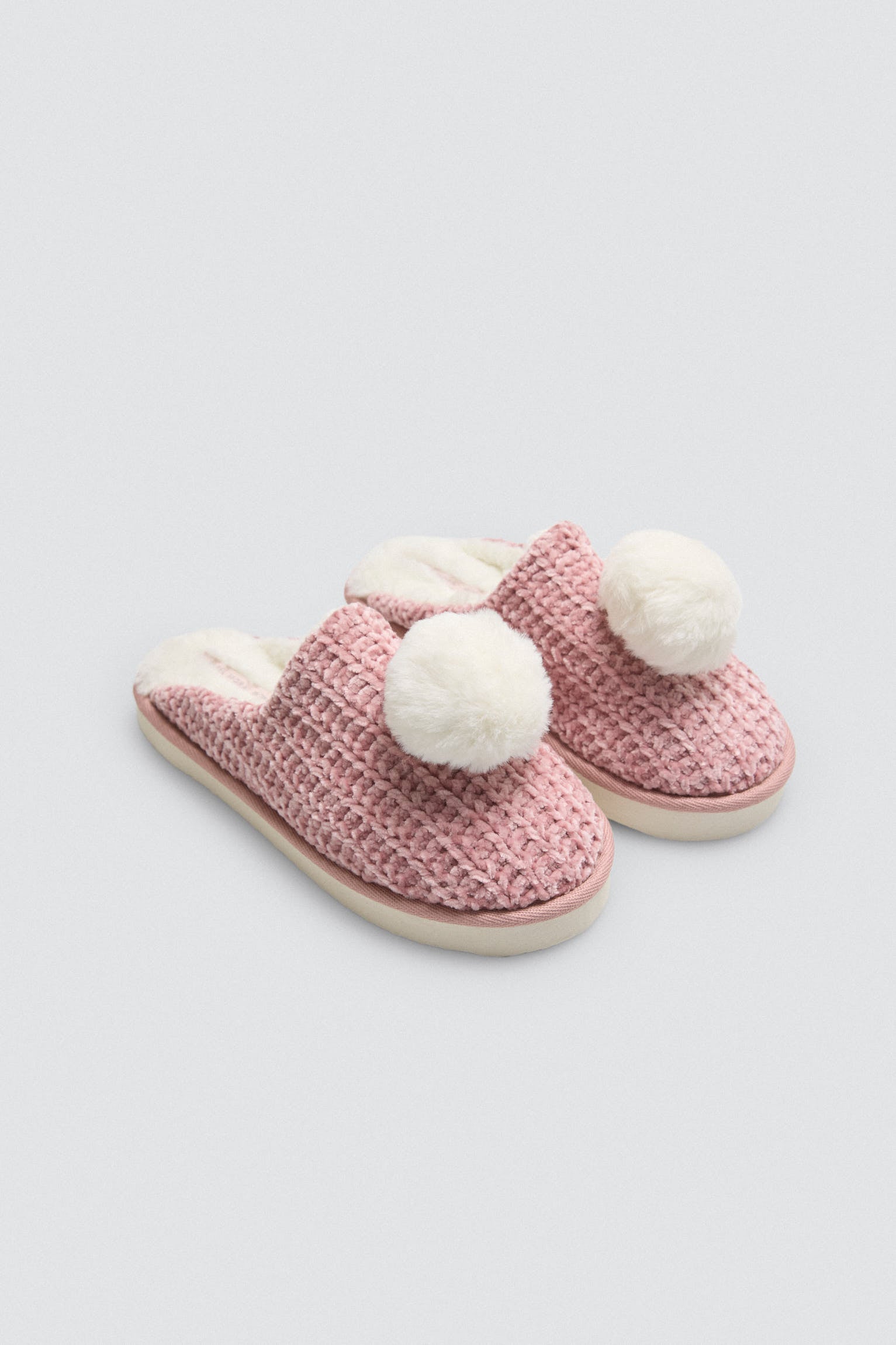 14160-2-zapatillas-de-casa-aterciopeladas-detalle-pompon