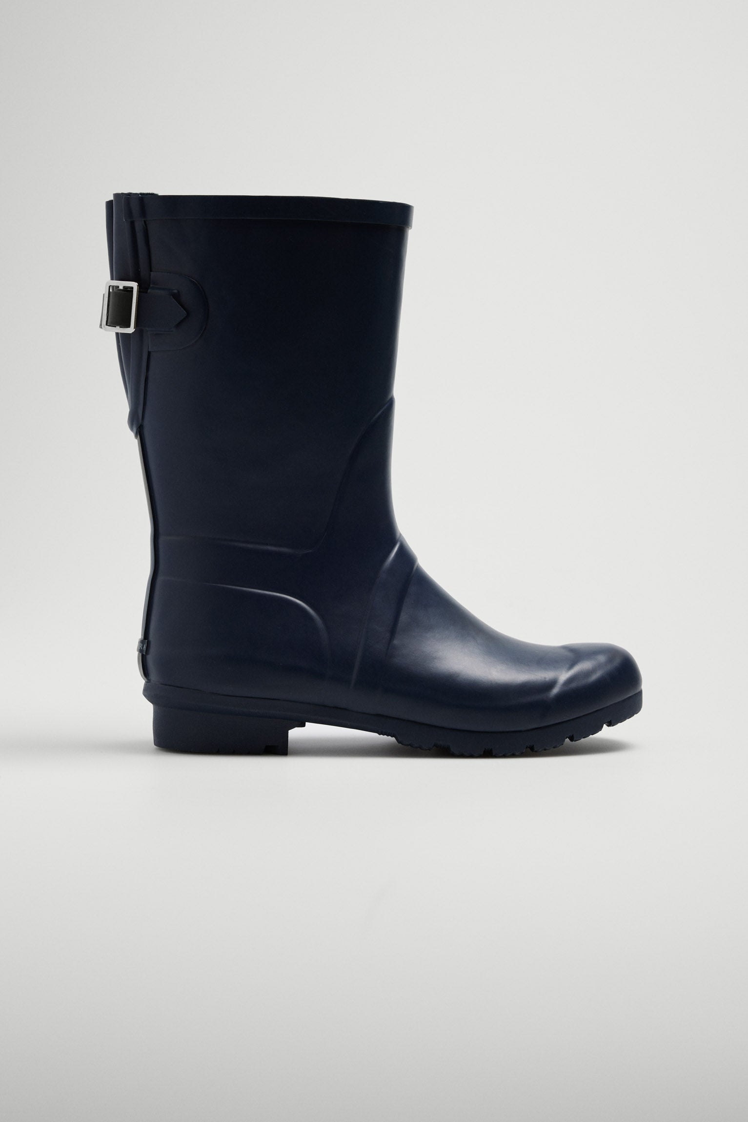 Mid-cut navy wellies