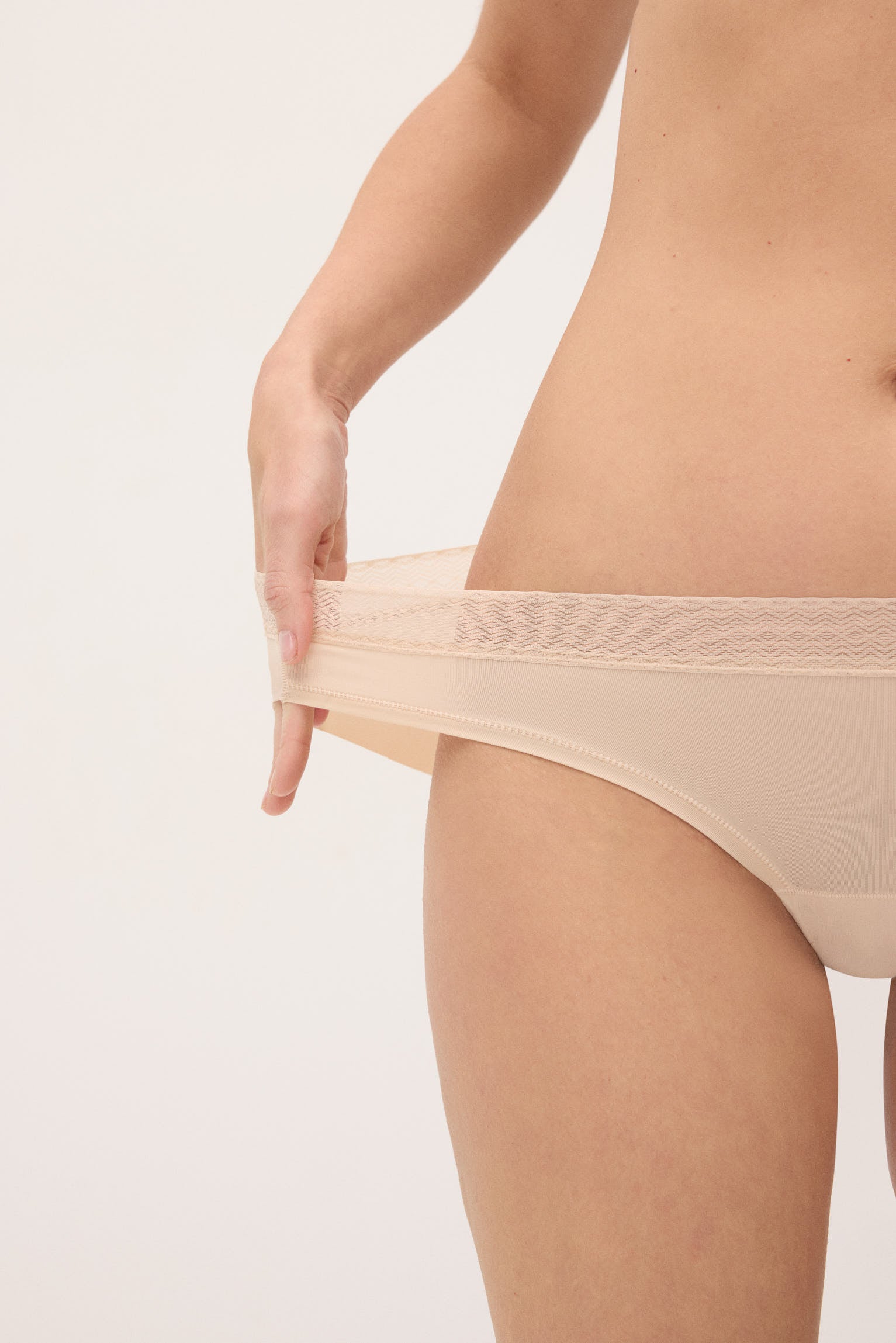 braga-mini-adapt-elastica-con-acabados-invisibles-nude-ysabel-mora