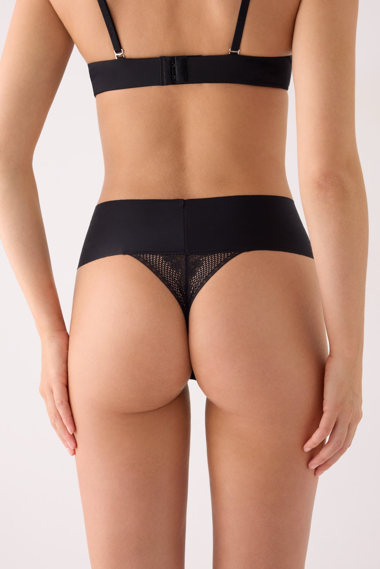 PREVENTA Tanga alto láser negro
