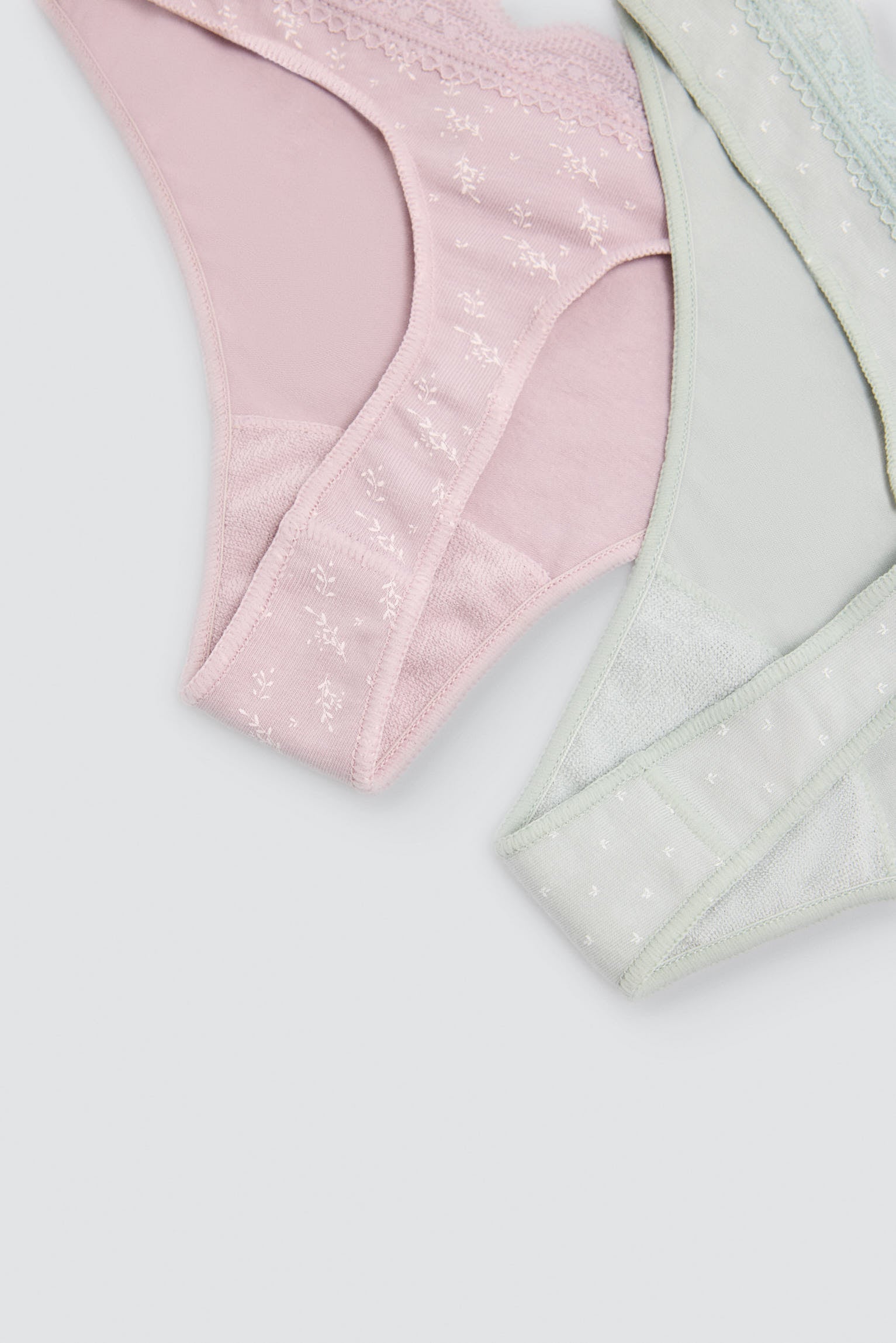Pack de 2 tangas estampados algodón con ribete de encaje multicolor