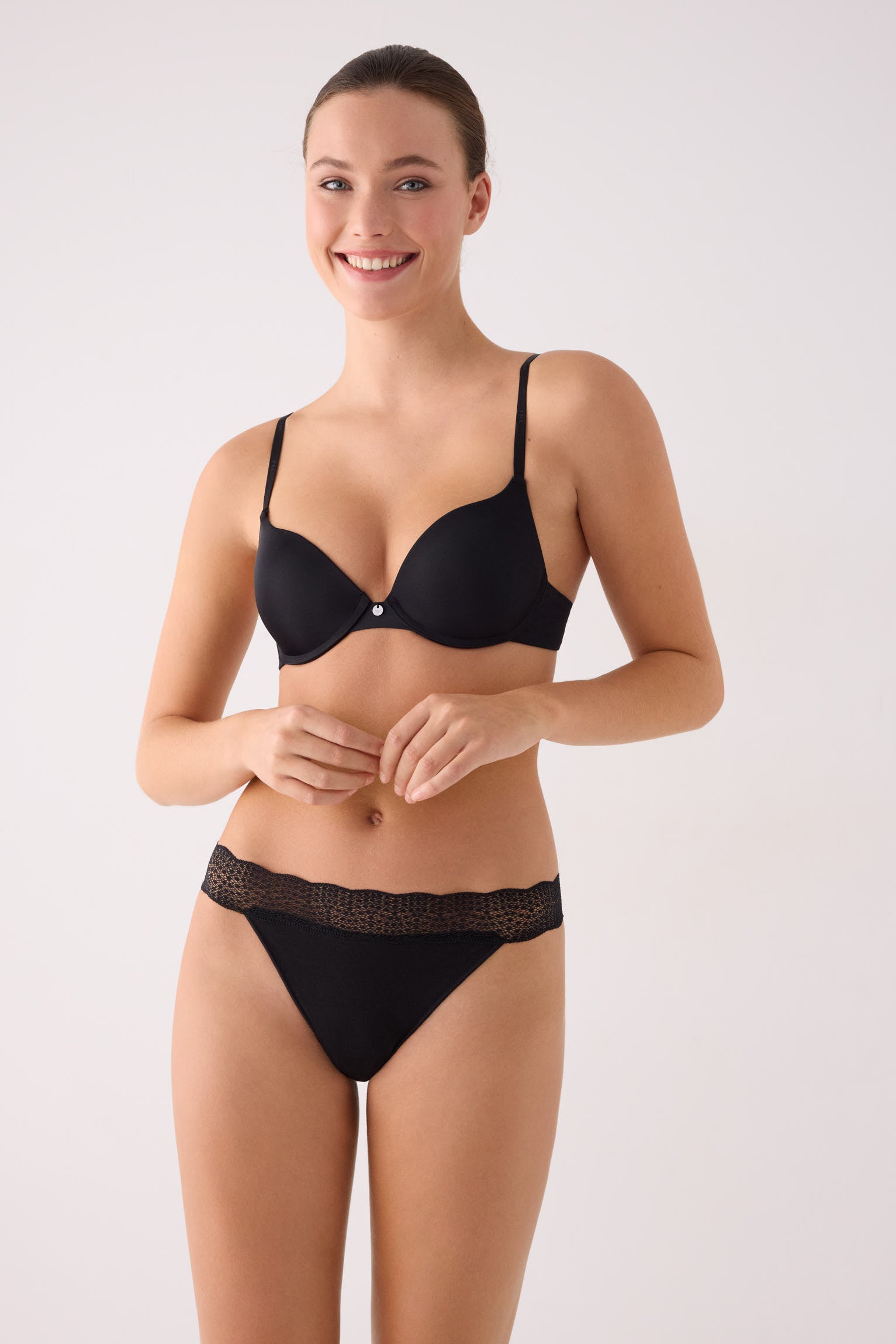 Tanga de algodón con ribete de encaje negro