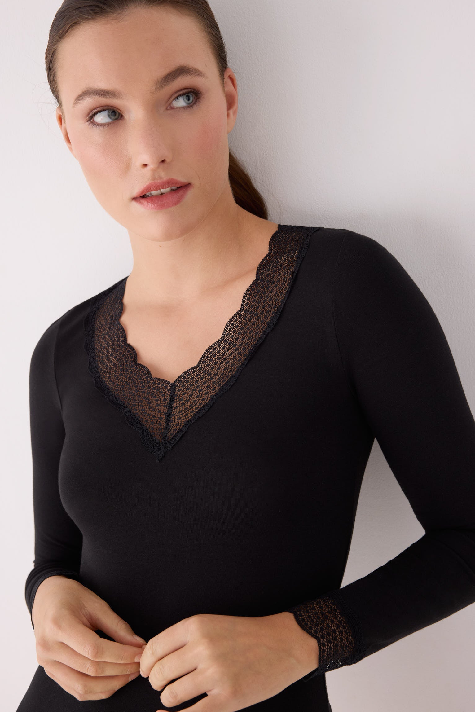Camiseta manga larga con detalles de encaje negro
