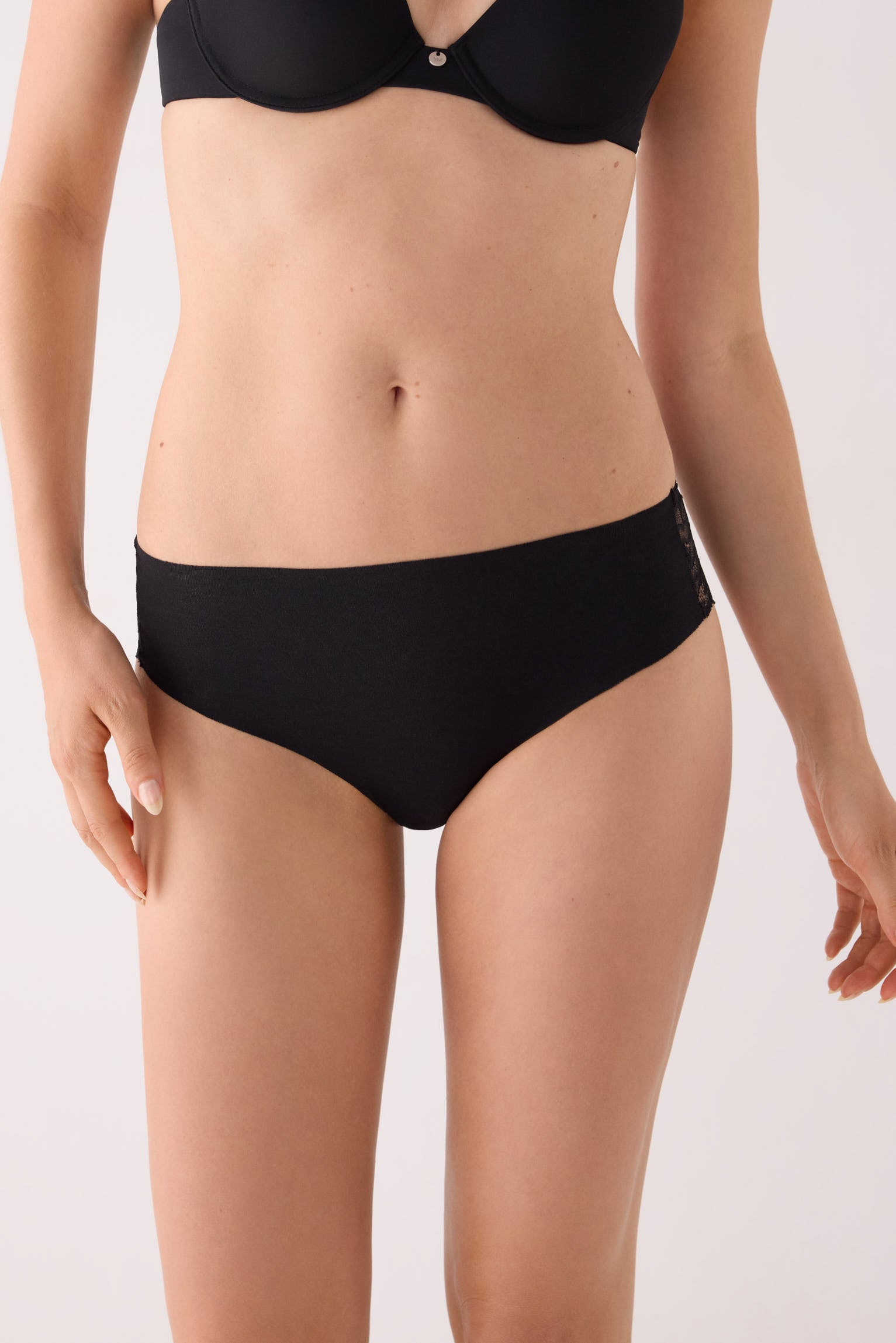 Braga midi algodón láser con encaje negro