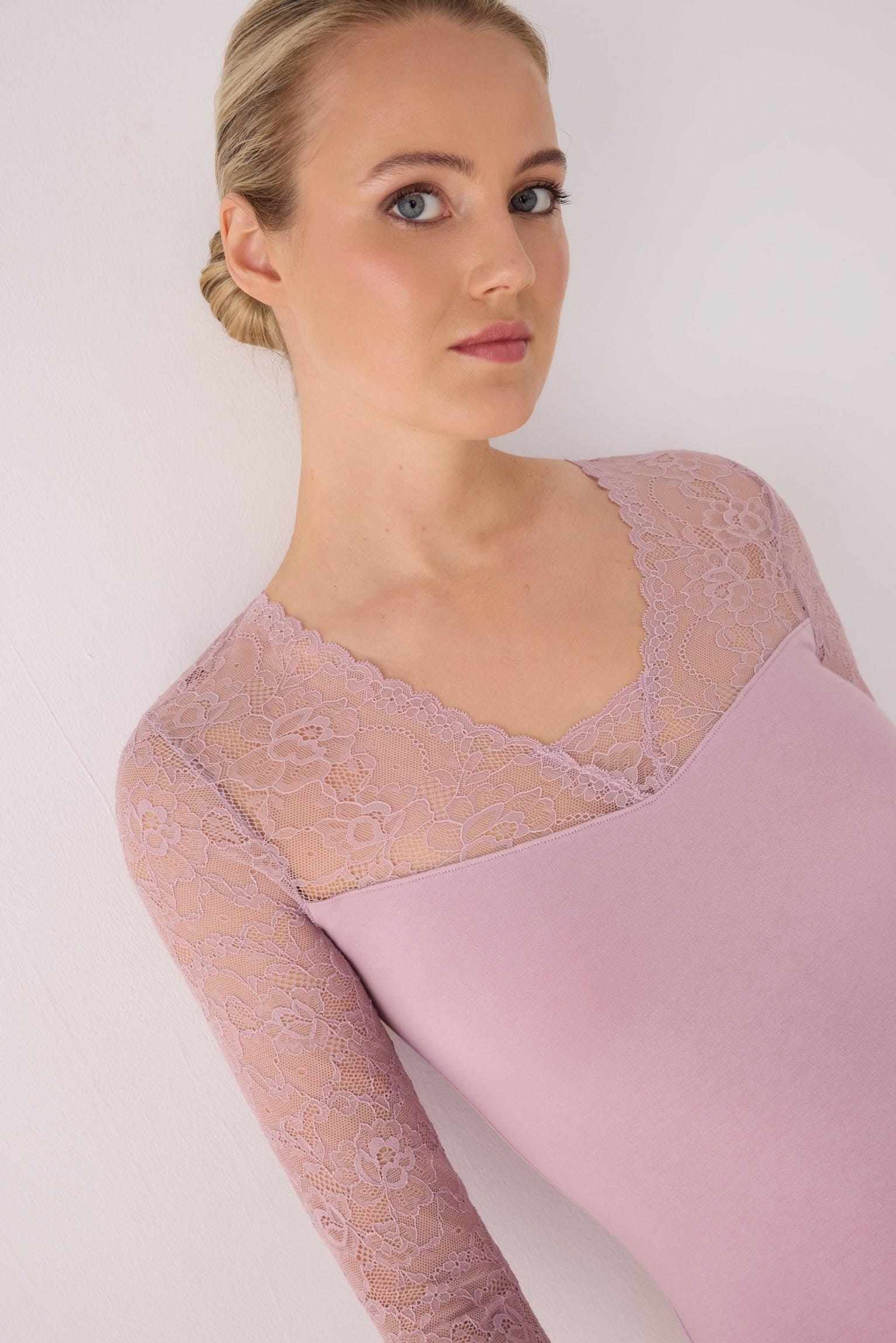 Camiseta manga larga escote y mangas de encaje rosa