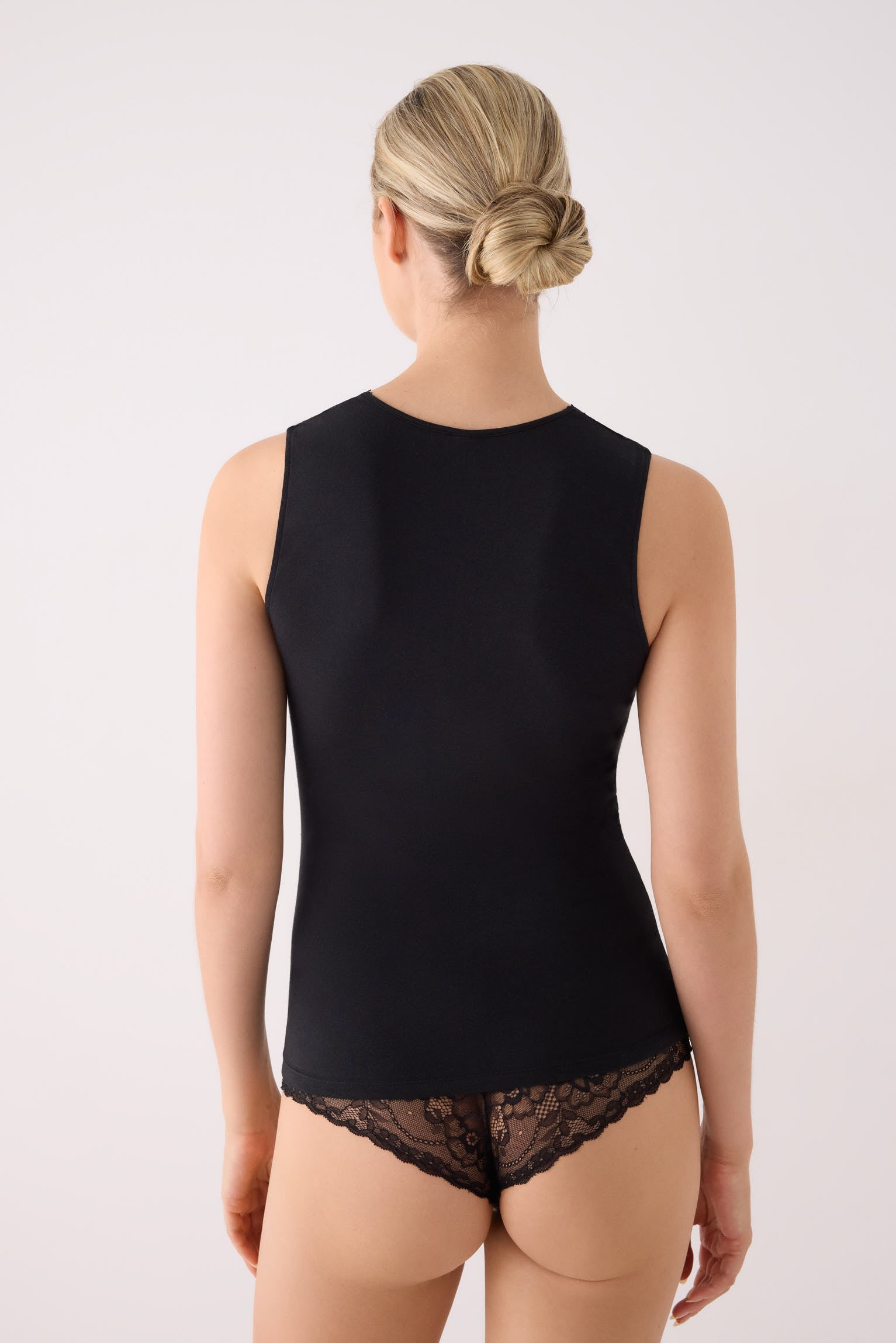 Camiseta tirantes anchos escote de encaje negro