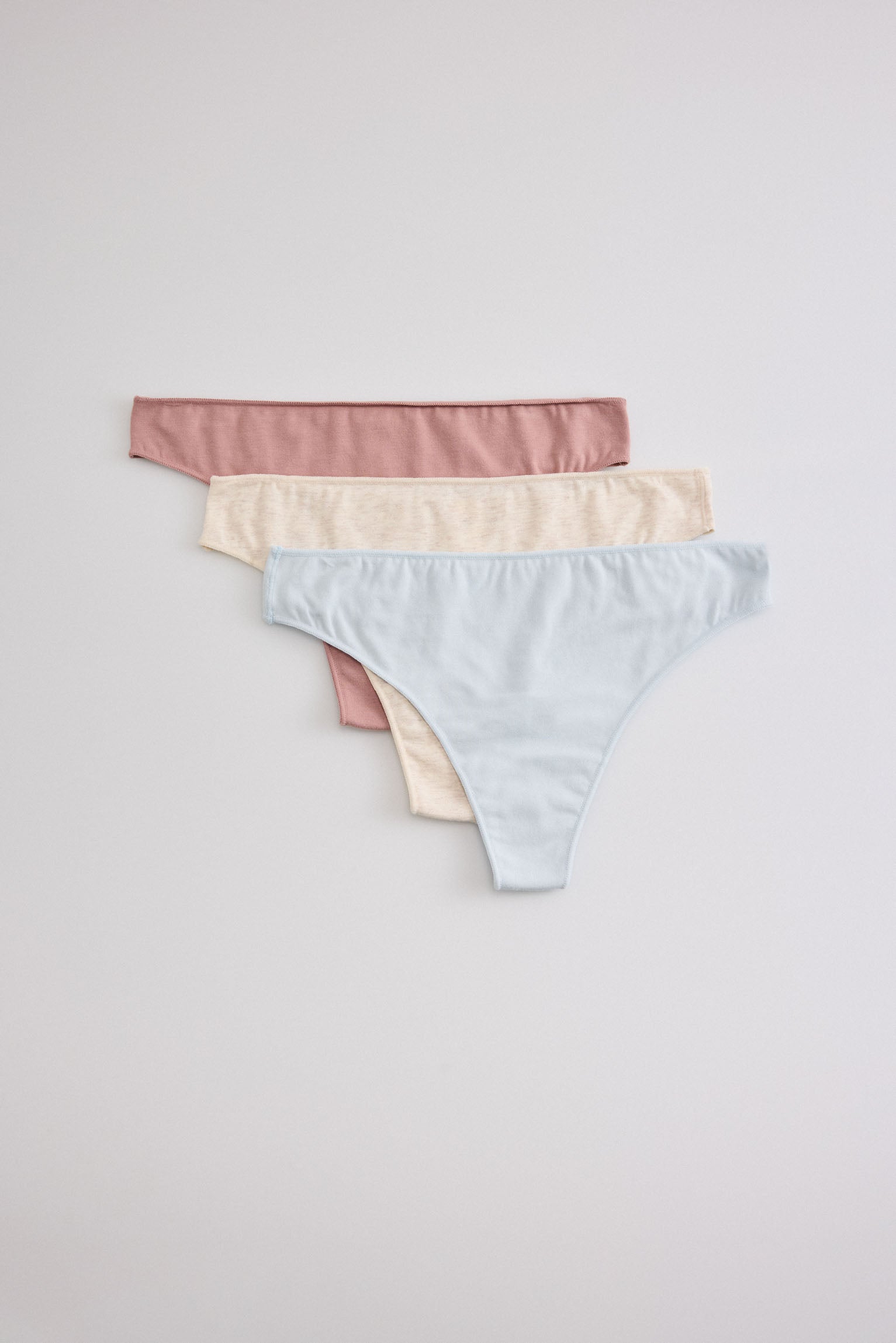 Pack of 3 basic thongs in soft colors