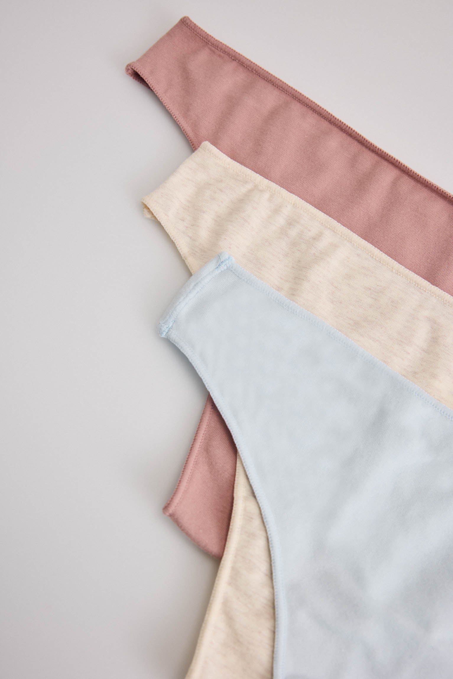 Pack of 3 basic thongs in soft colors