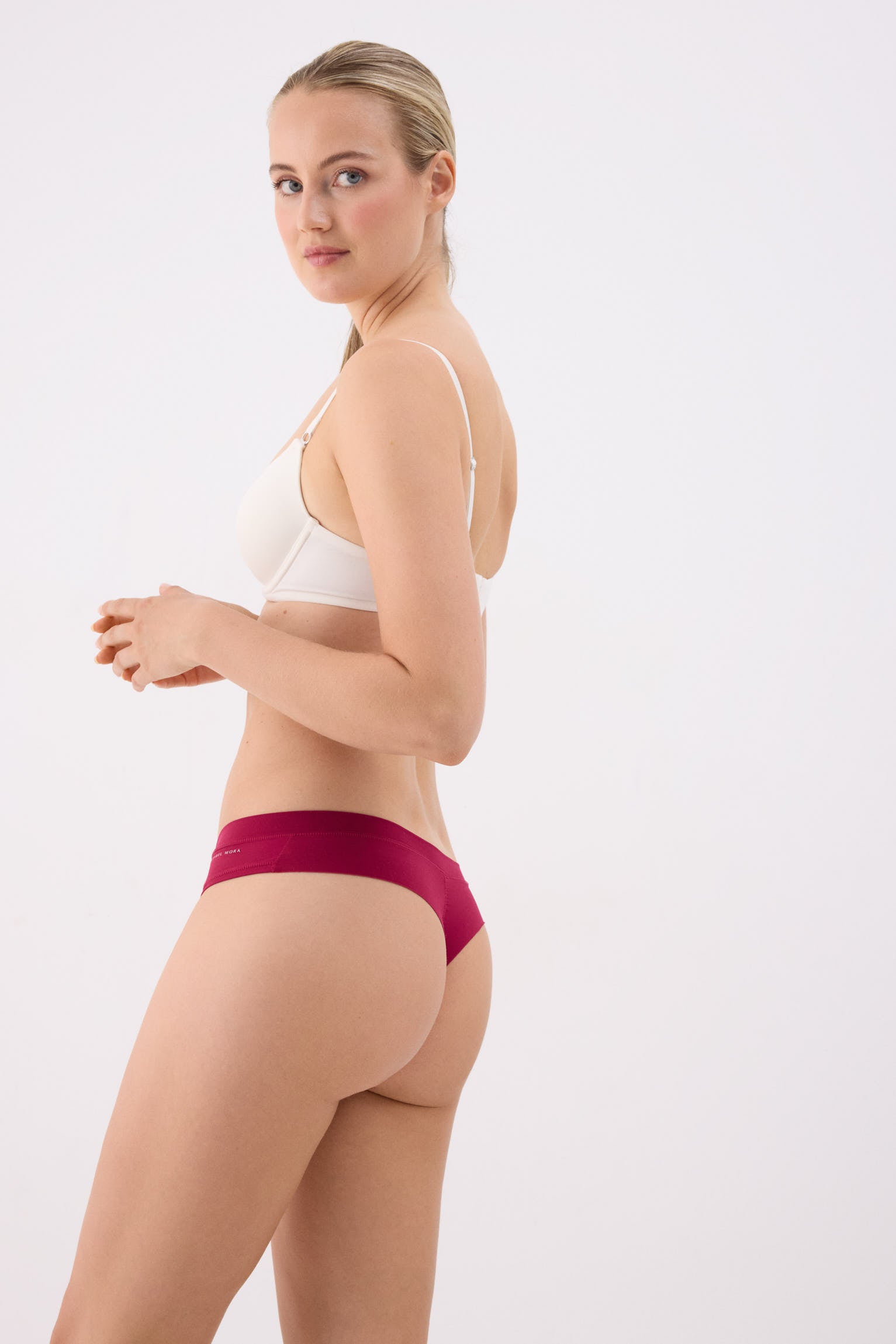 Tanga adapt con acabados invisibles granate