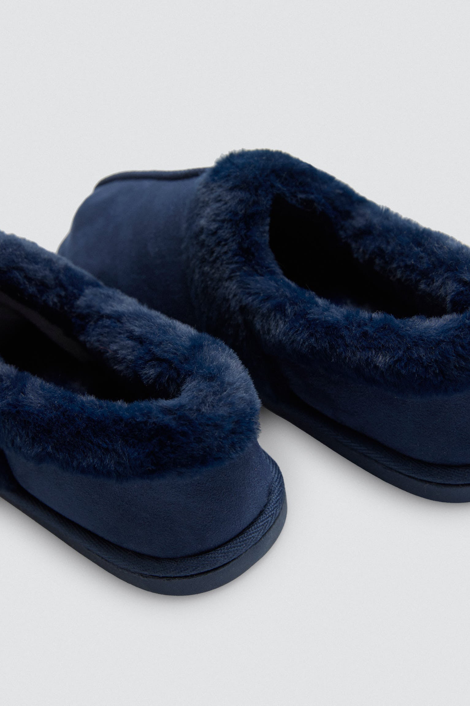24076-4-zapatillas-de-casa-cerradas-con-pelo-marino