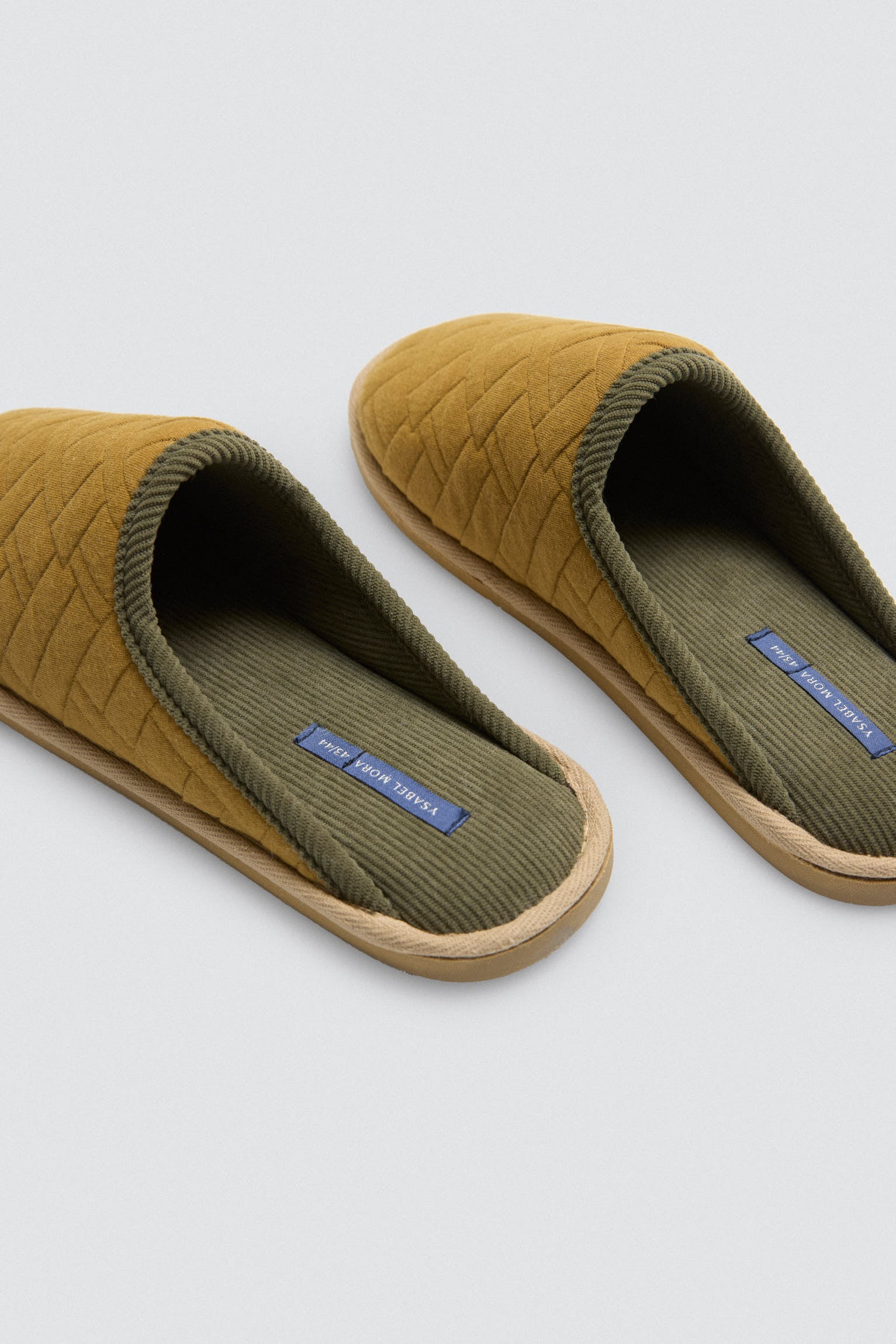 24081-4-zapatillas-pelo-estampado-etnico-camel