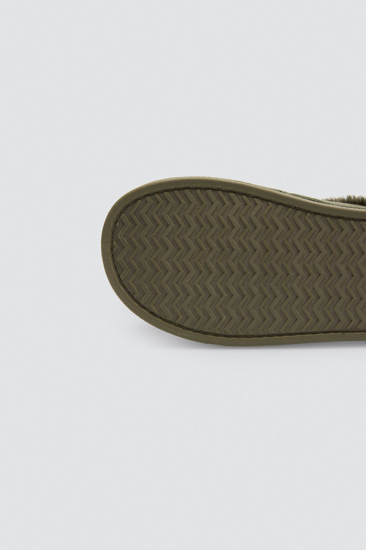 24089-5-zapatillas-basicas-con-pelo-verde