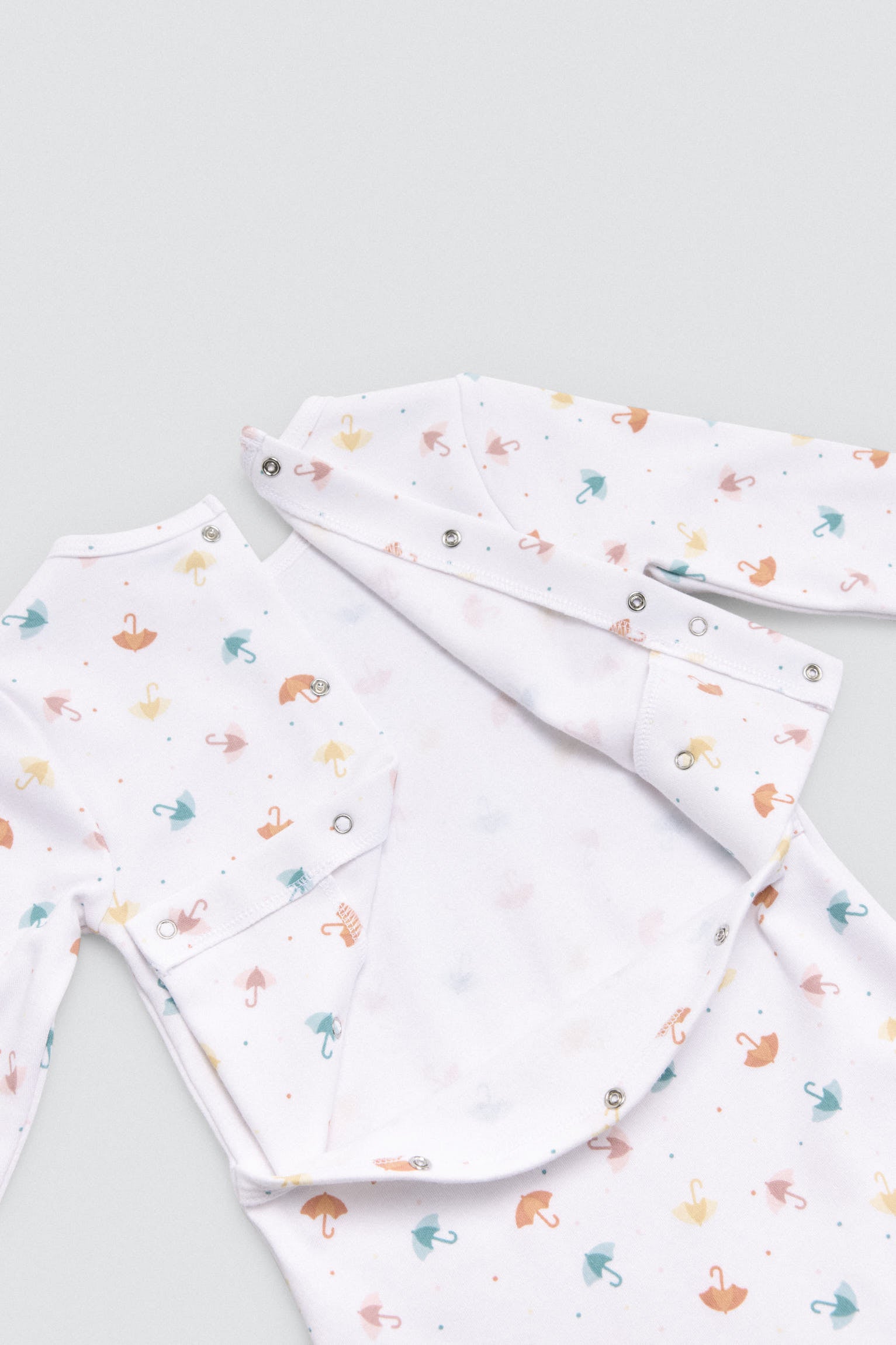 25607-4-pelele-bebe-manga-larga-estampado-paraguas