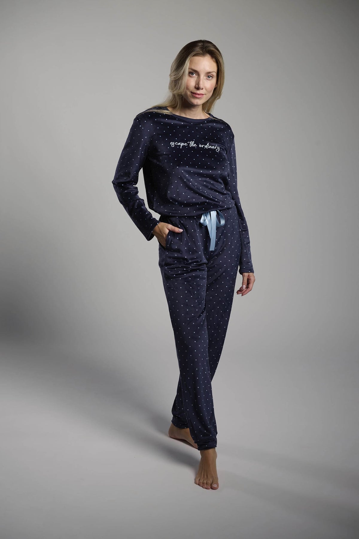 26206-pijama-largo-de-terciopelo-mujer-marino-estampado-lunares