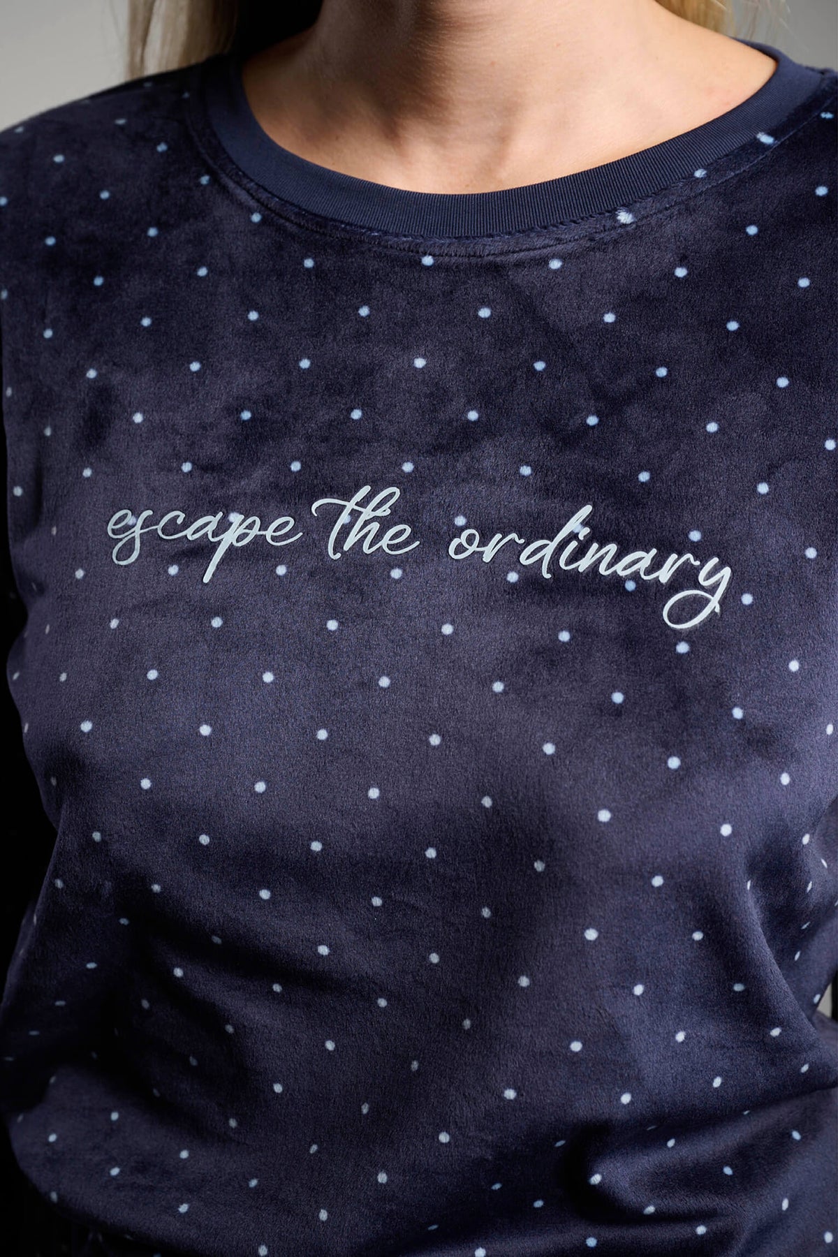 26206-pijama-largo-de-terciopelo-mujer-marino-estampado-lunares