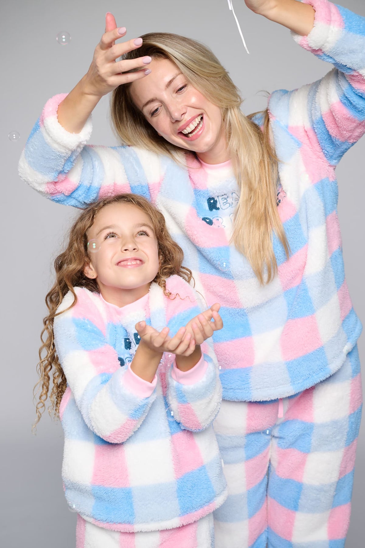 26232-pijama-largo-polar-borreguito-mujer-estampado-cuadros