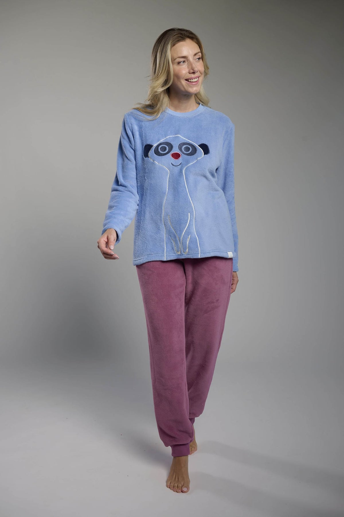 26238-pijama-largo-polar-coralina-mujer-suricato-