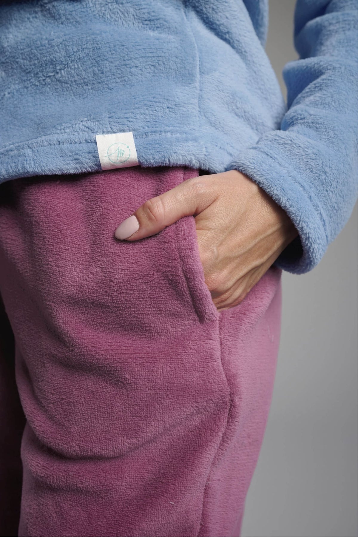 26238-pijama-largo-polar-coralina-mujer-suricato-