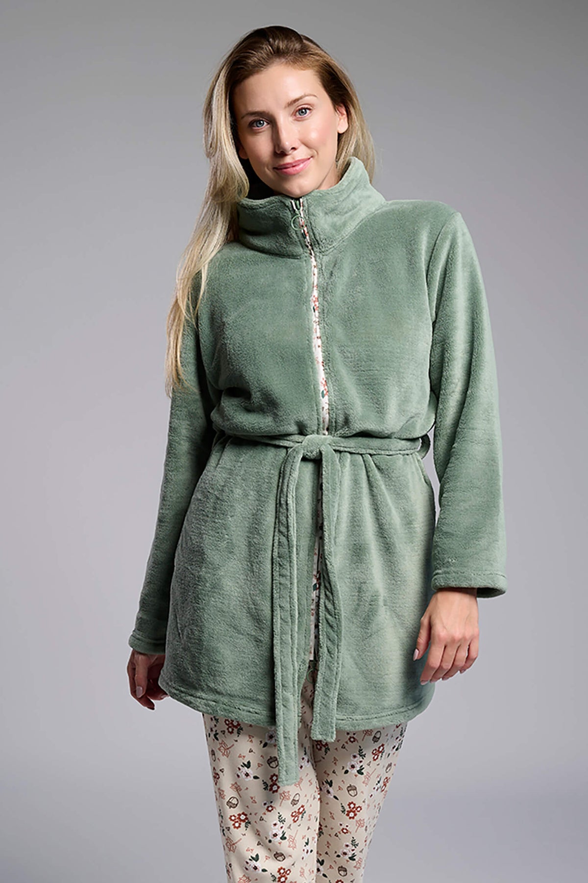 Bata corta de coralina polar verde para mujer con cremallera y cinturón, ropa de casa cálida para otoño e invierno.